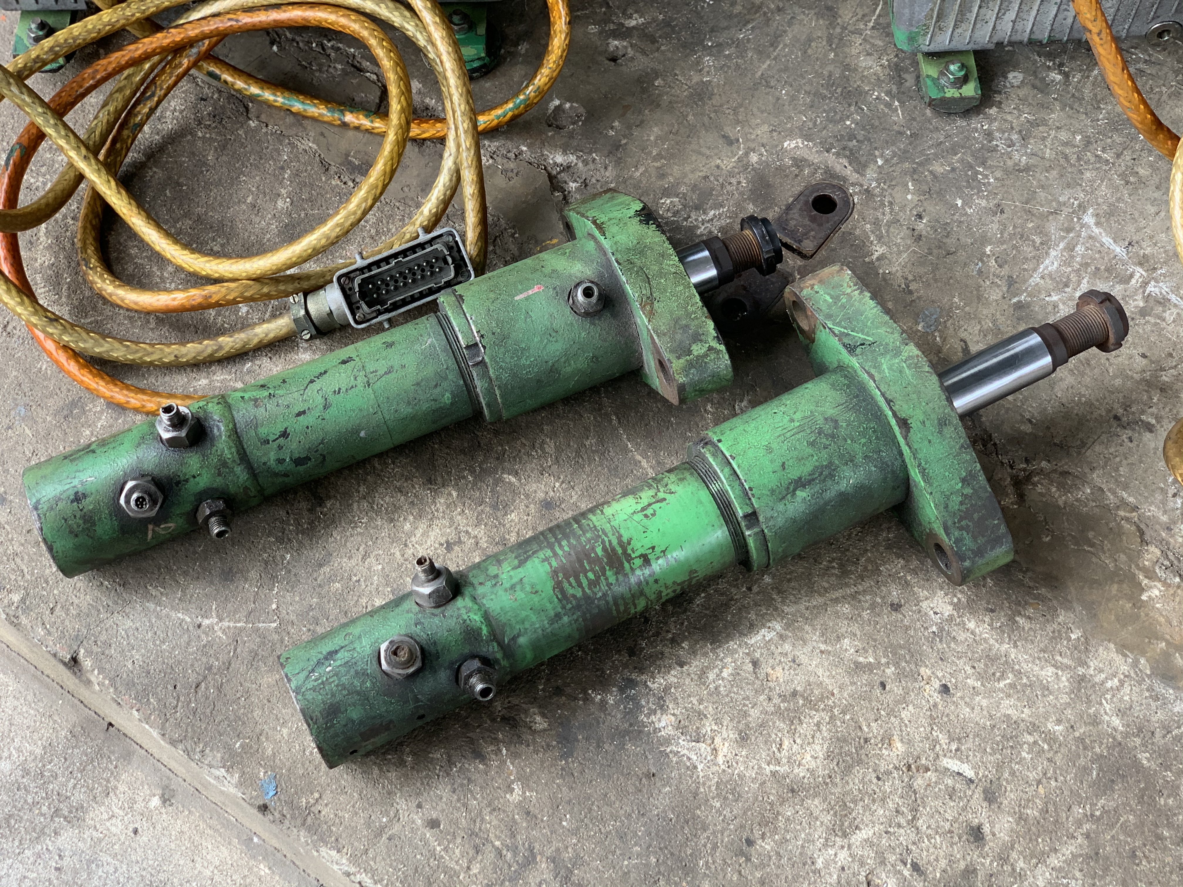 ขายชุดปั๊มน้ำมันไฮโดรลิค Hydrolux 3HP. 220/380V made in Germany พร้อมชุดวาล์วคอนโทรล 110Vdc 2ชุด อุปกรณ์ครบ มาพร้อมกระบอก 2ตัวครับ สภาพสวยใหม่มาก พร้อมใช้งาน มี 3ชุดครับ