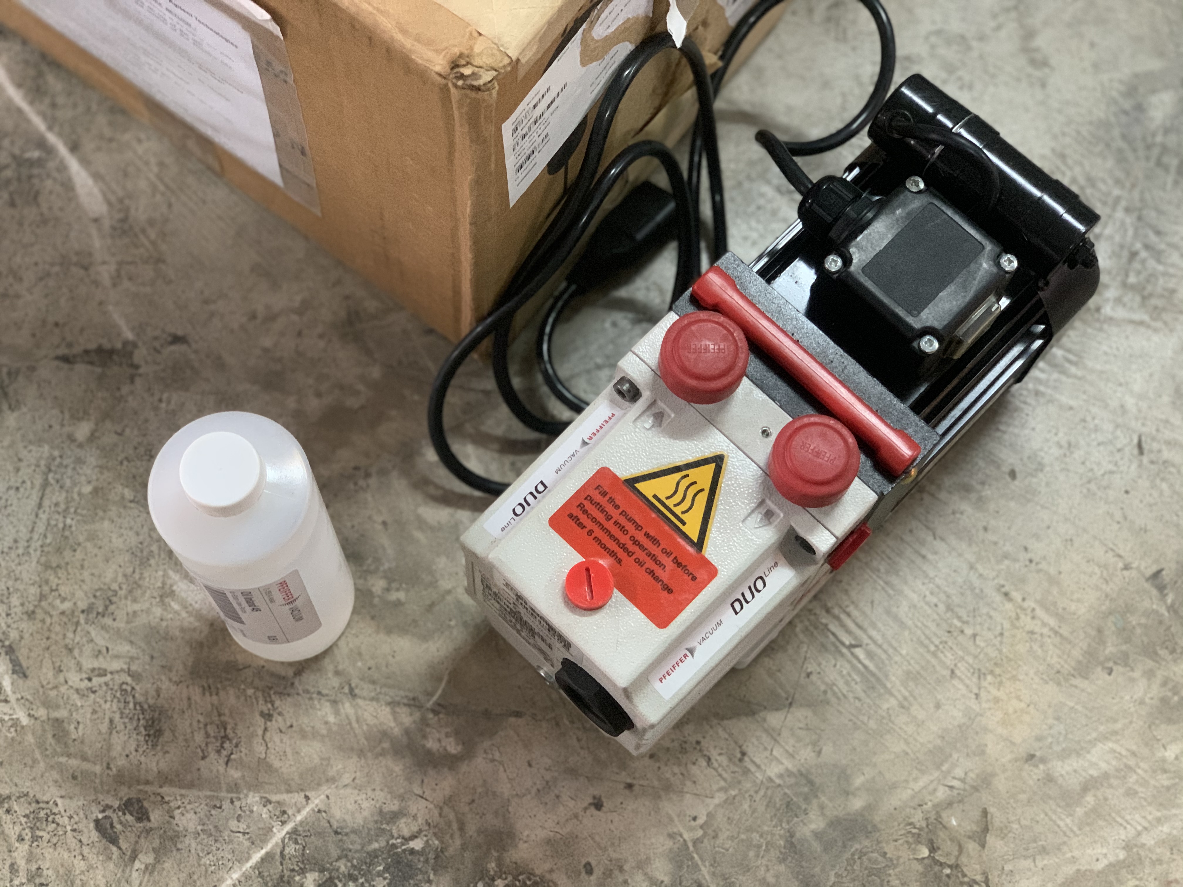 ขายปั๊มแวคคั่มสุญญากาศ Pfeiffer 0.2HP. 220V ไฟบ้าน made in Germany *** ของใหม่ในกล่องไม่เคยใช้งาน *** ราคา 7,500 บาท ขายปั๊มแวคคั่มสุญญากาศ Pfeiffer 0.2HP. 220V ไฟบ้าน made in Germany *** ของใหม่ในกล่องไม่เคยใช้งาน *** ราคา 7,500 บาท