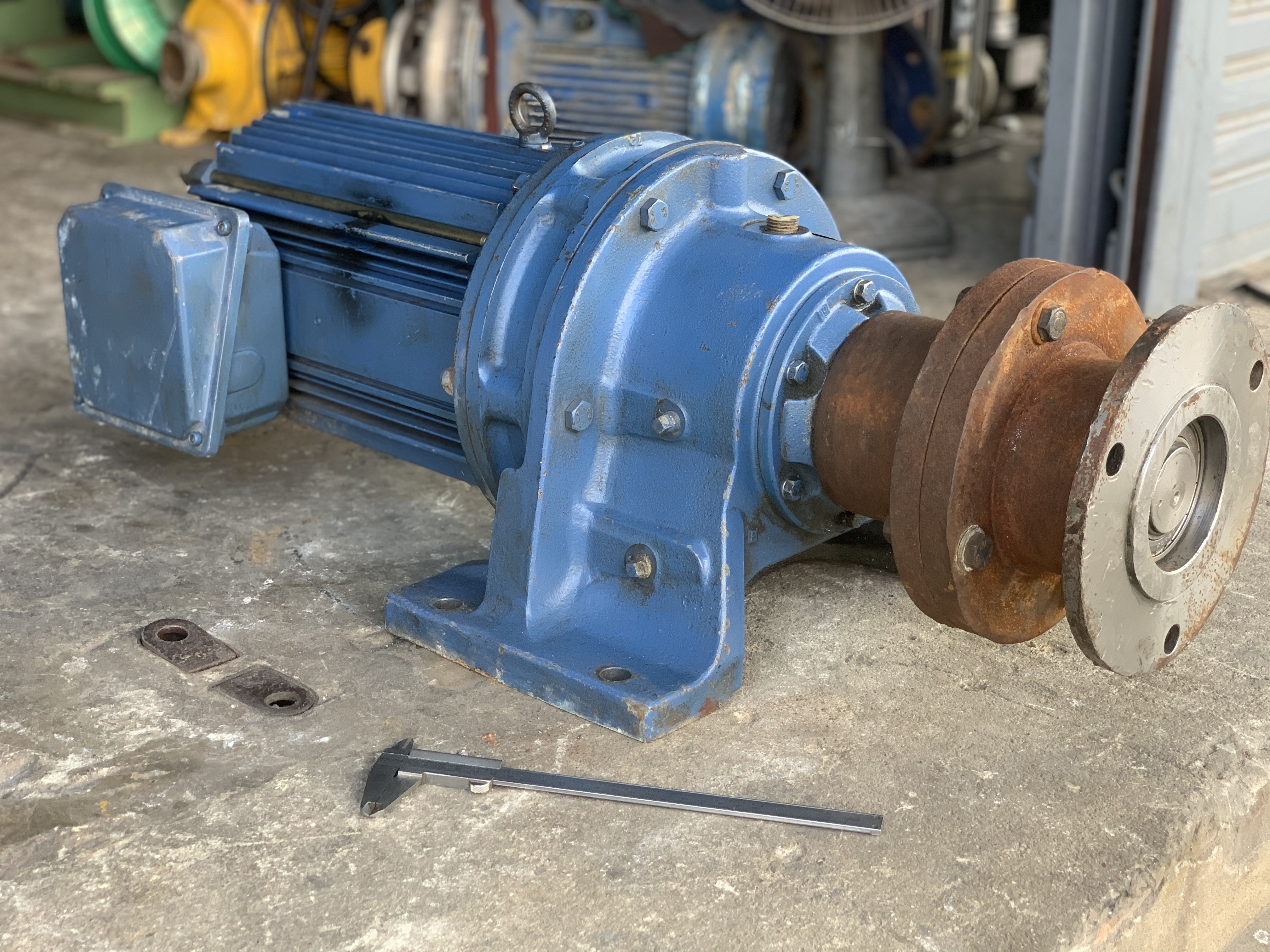 ขายมอเตอร์เกียร์ Cycrodrive Sumitomo 10HP. 380V อัตราทด 1:25 เพลาออกประมาณ 58 รอบต่อนาที made in Japan สภาพสวย(ไม่มีฝาครอบหลัง มีรุ่นนี้ให้ไปแทนครับ) หมุนนิ่ม พร้อมใช้งาน