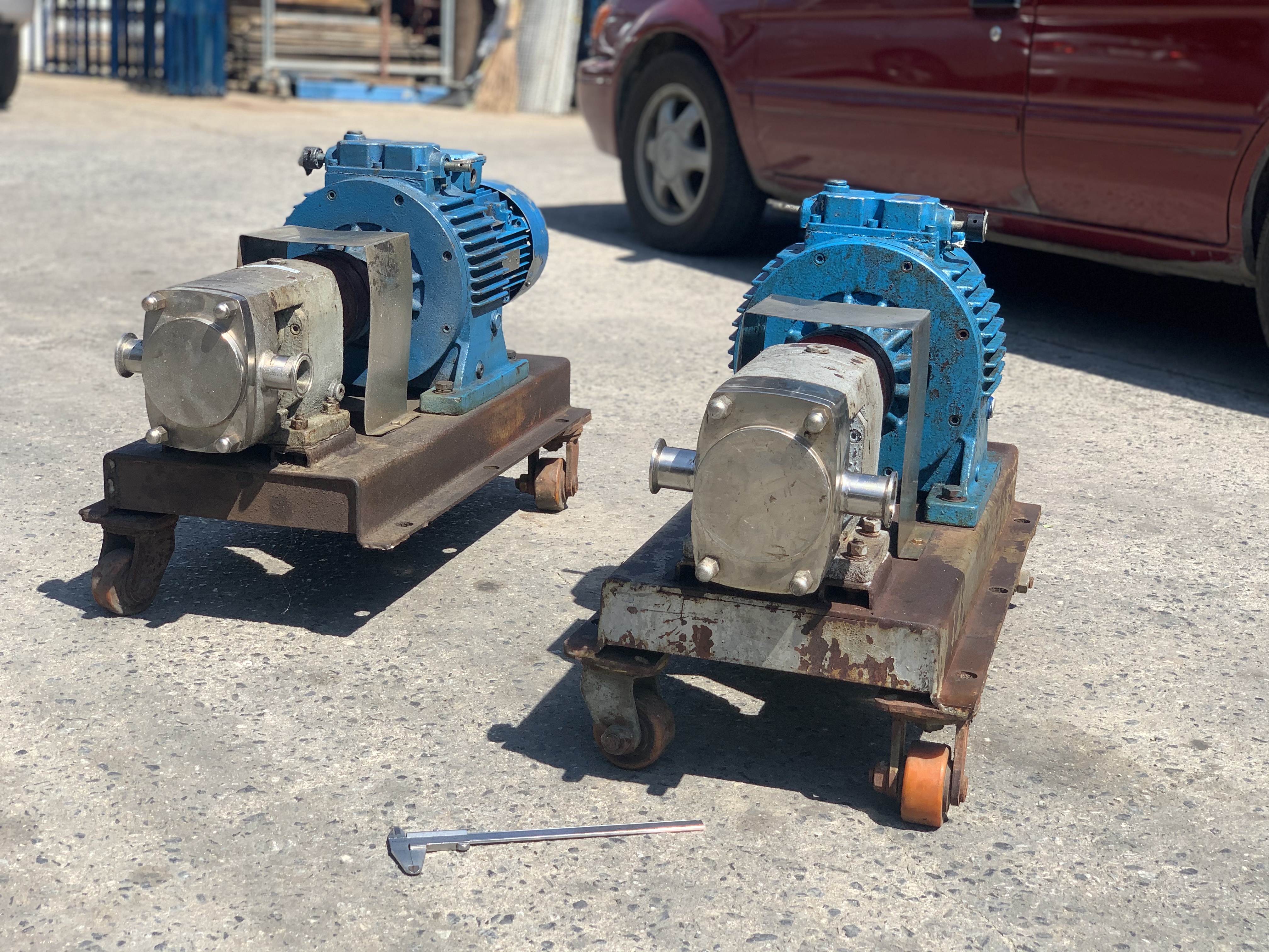 ขายหัวปั๊มดูดของเหนียวสแตนเลส พร้อมชุดแท่นมอเตอร์เกียร์ 3HP. 380V สภาพดีเดิมๆ ใช้ในงานผลิตอาหาร ดูดของเหนียว ของหนืด ดูดสารเคมีต่างๆ สภาพสวย หมุนนิ่ม พร้อมใช้งาน มี 2ชุดครับ