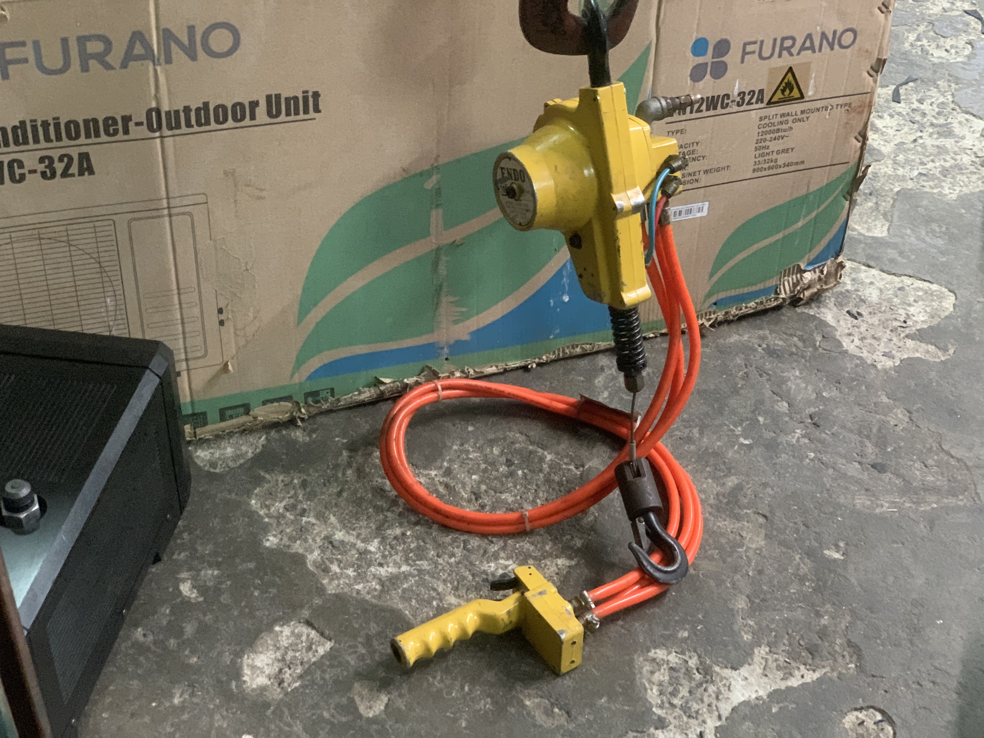 ขายรอกยกของ ใช้ระบบลม Endo Air Hoist 120Kg. สภาพสวยใหม่มาก หายาก อุปกรณ์รีโมทครบ พร้อมใช้งาน