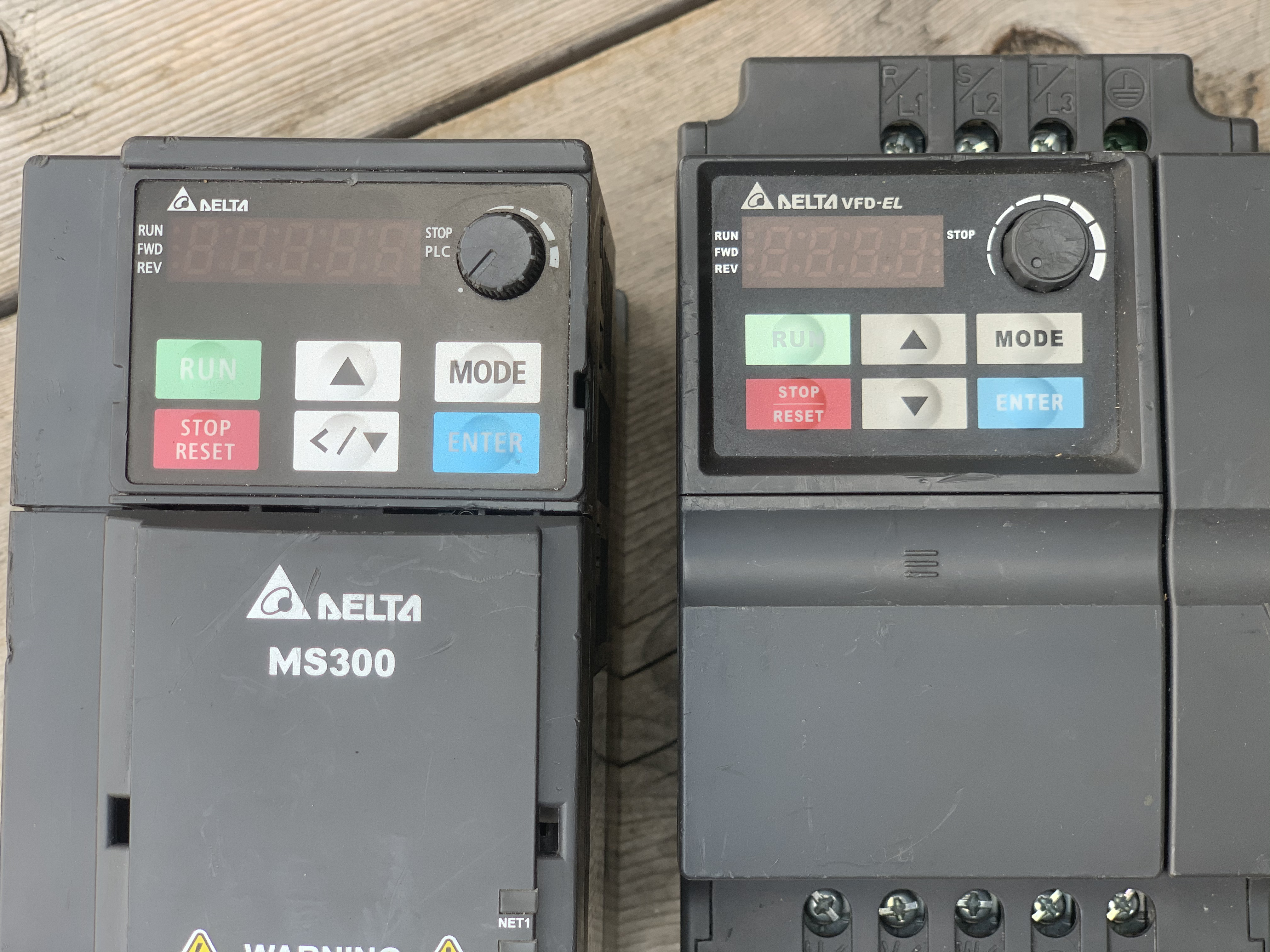 ขายอินเวอร์เตอร์ปรับรอบมอเตอร์ Inverter Delta 3HP. 380V สภาพสวยใหม่มาก ของตัดตู้ พร้อมงาน มี 2ตัวครับ ราคาตัวละ 3,800 บาท ขายอินเวอร์เตอร์ปรับรอบมอเตอร์ Inverter Delta 3HP. 380V สภาพสวยใหม่มาก ของตัดตู้ พร้อมงาน มี 2ตัวครับ ราคาตัวละ 3,800 บาท