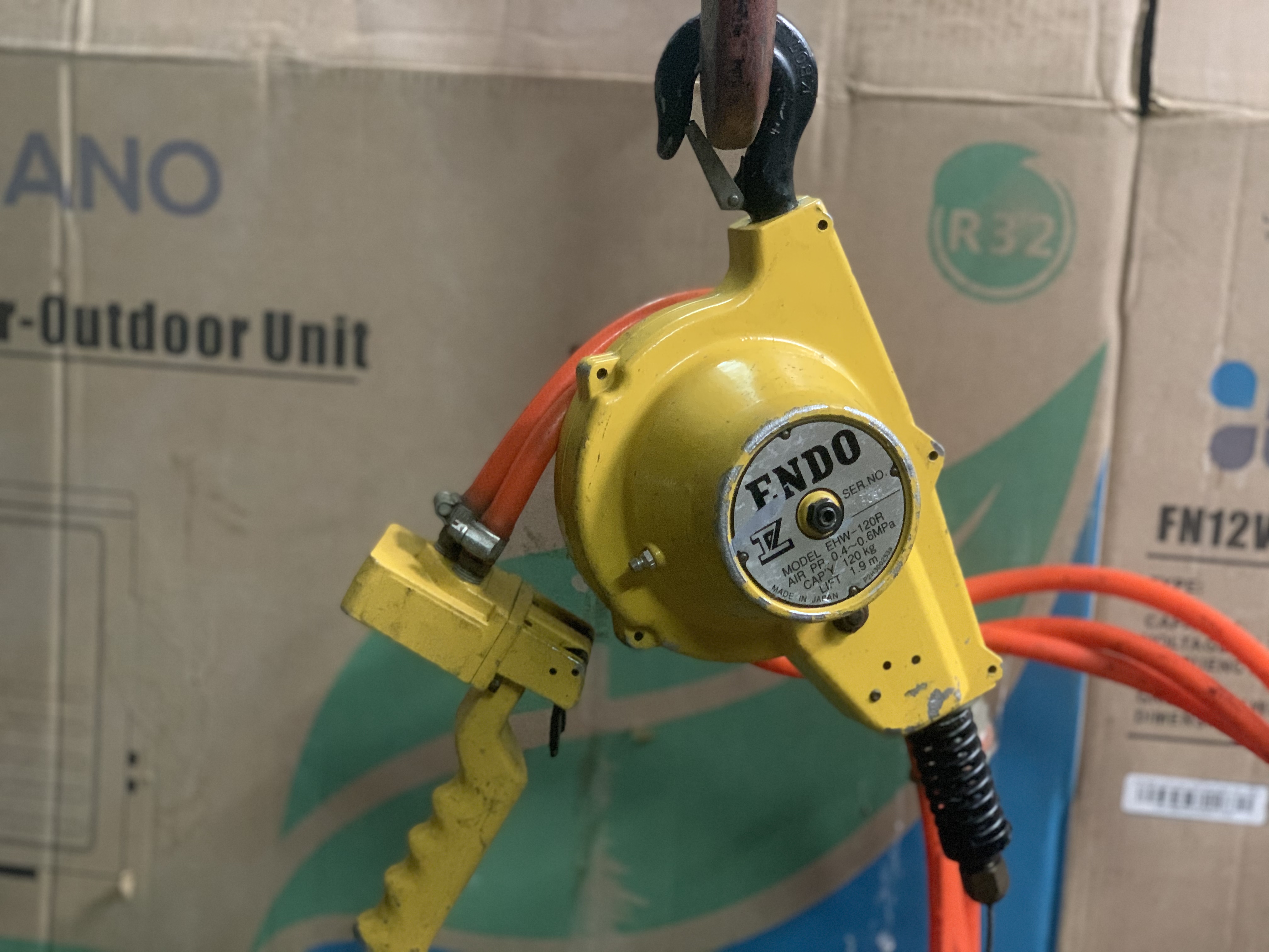 ขายรอกยกของ ใช้ระบบลม Endo Air Hoist 120Kg. สภาพสวยใหม่มาก หายาก อุปกรณ์รีโมทครบ พร้อมใช้งาน