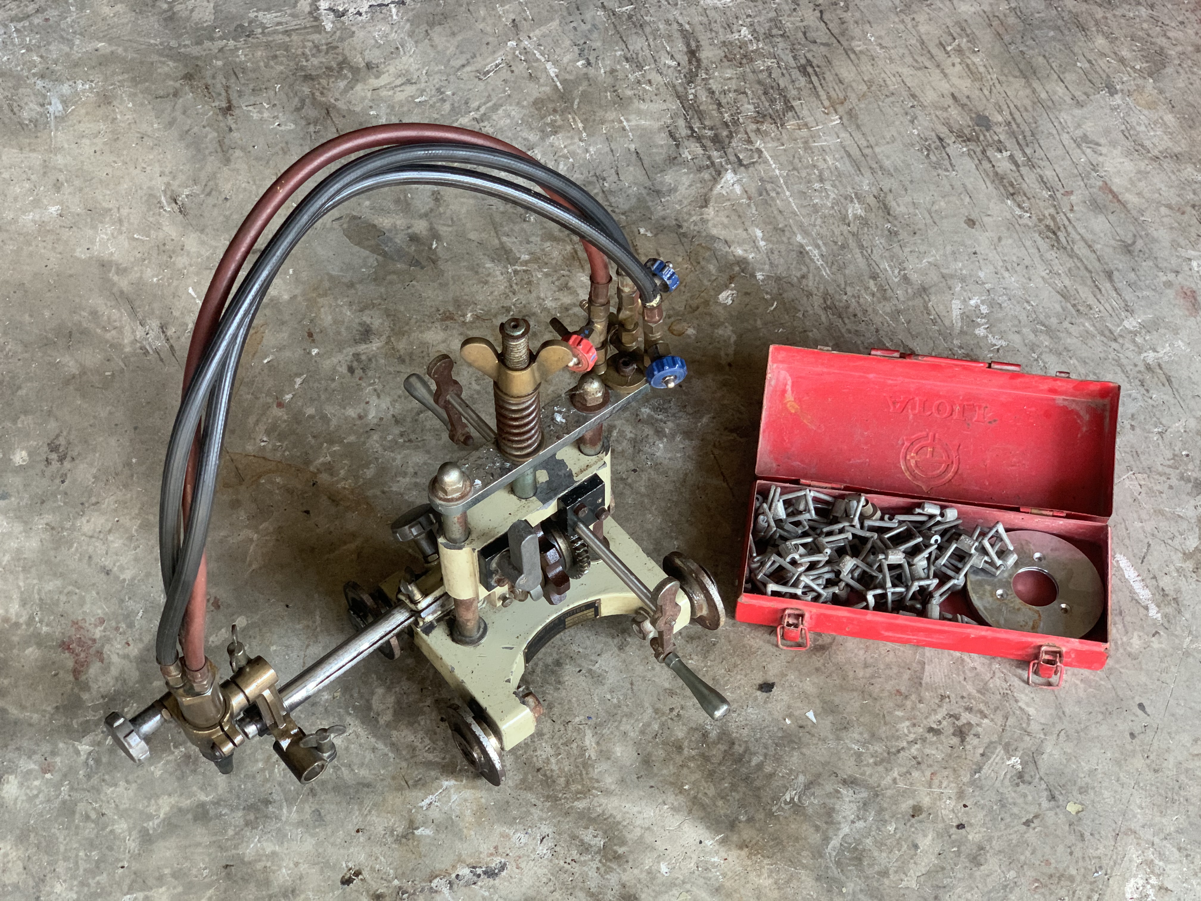 ขายเครื่องตัดท่อกลม แบบใช้แก๊ส Hand Pipe Cutter CG2 สภาพสวยเก่าเก็บ อุปกรณ์ลูกโซ่ครบ พร้อมใช้งาน ราคา 7,800 บาท