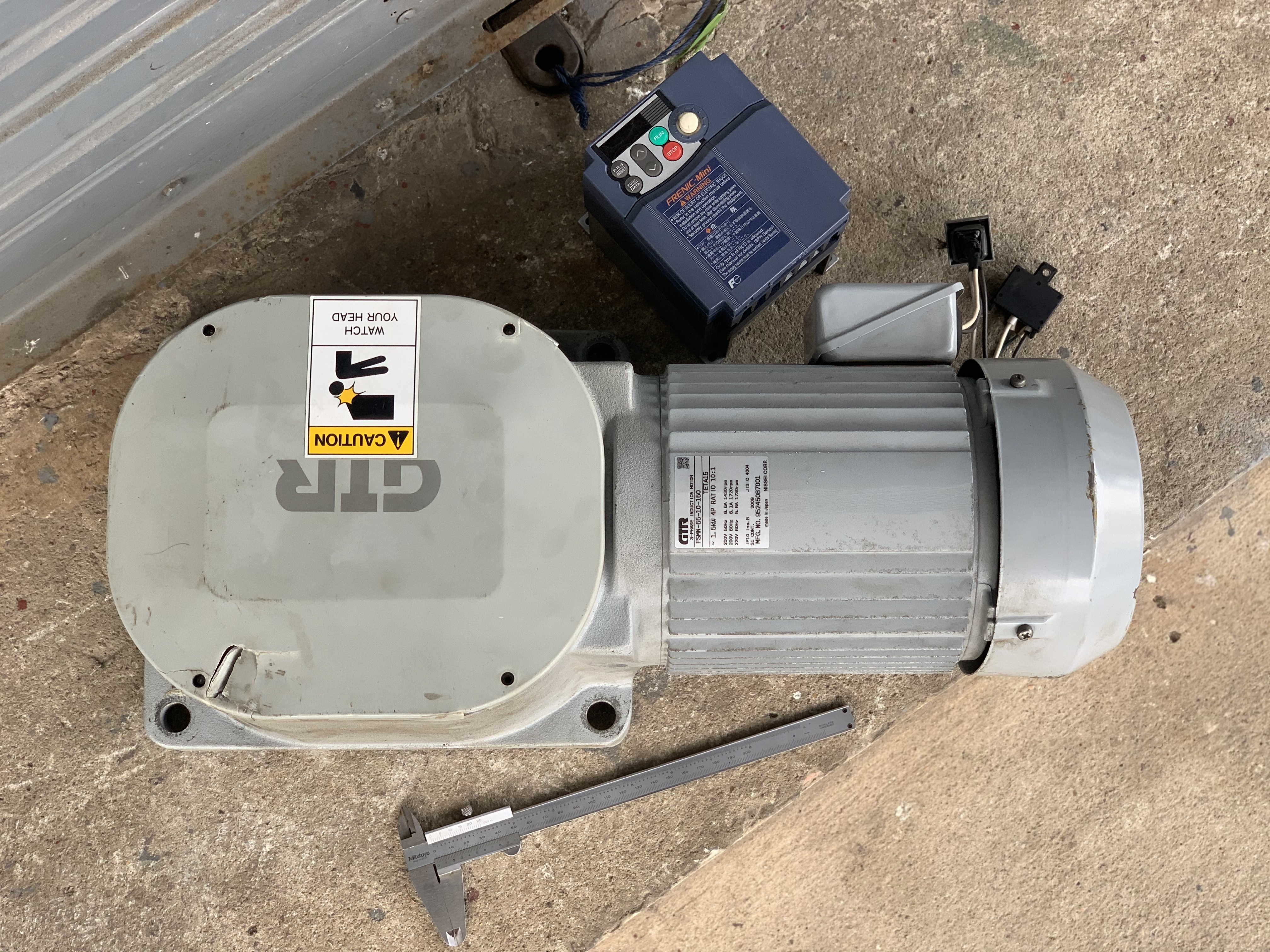 ขายมอเตอร์เกียร์แบบเพลาสวม GTR 2HP. 220V 3สาย อัตราทด 1:10 เพลาออกประมาณ 145 รอบต่อนาที มีระบบเบรคในตัว   มาพร้อมอินเวอร์เตอร์ Fuji ใช้ไฟบ้าน 220V และปรับรอบได้ made in Japan สภาพสวยใหม่มาก ตัวใหญ่ หมุนนิ่ม แรงบิดเยอะ พร้อมใช้งาน ราคา 7,800 บาท