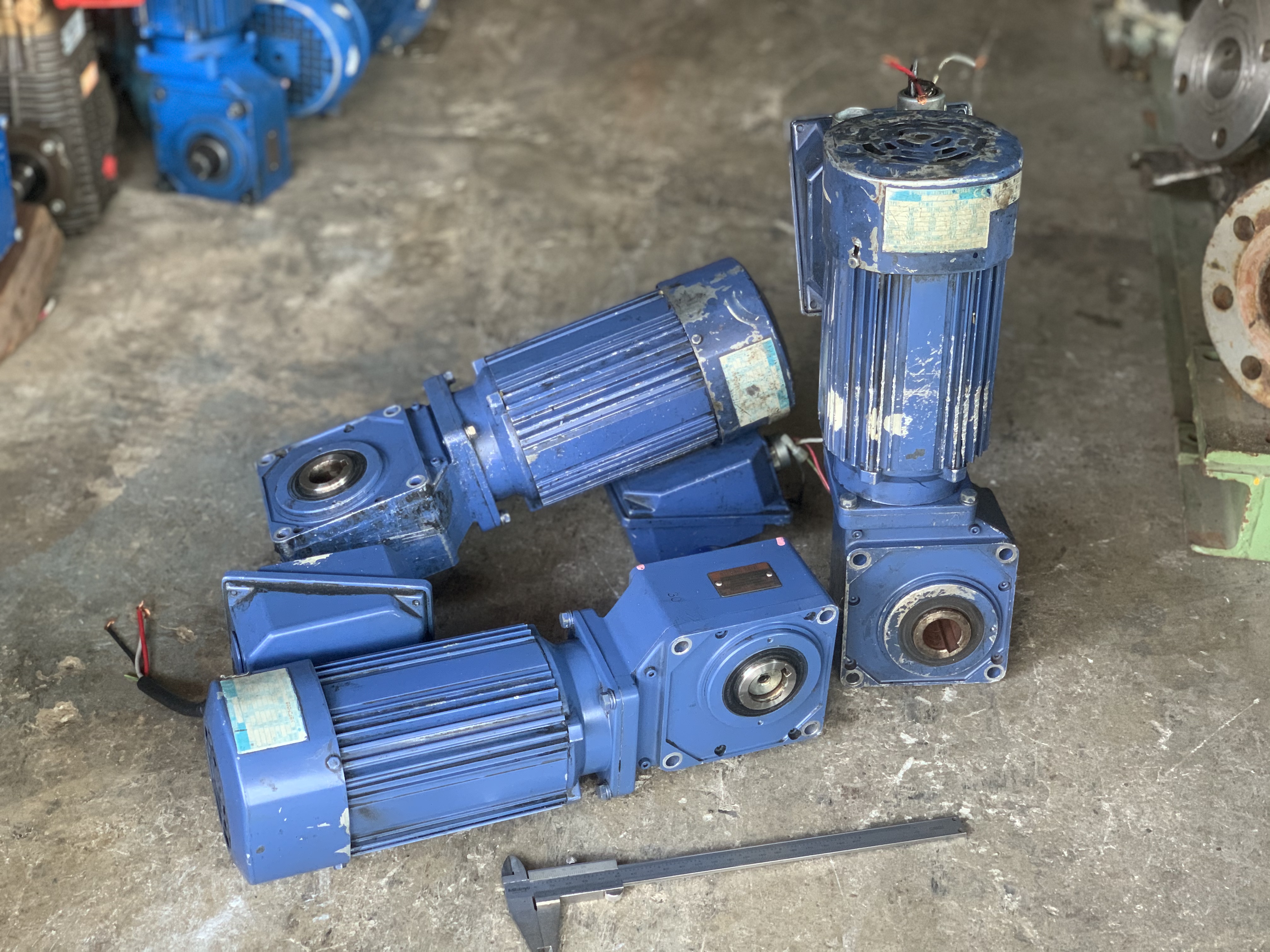 ขายมอเตอร์เกียร์ Hyponicdrive Sumitomo 0.5HP. 380V อัตราทด 1:30 เพลาออกประมาณ 48รอบต่อนาที มีระบบเบรคในตัว สภาพสวยใหม่ หมุนนิ่ม พร้อมใช้งาน มี 3ตัวครับ ราคาตัวละ 2,800 บาท