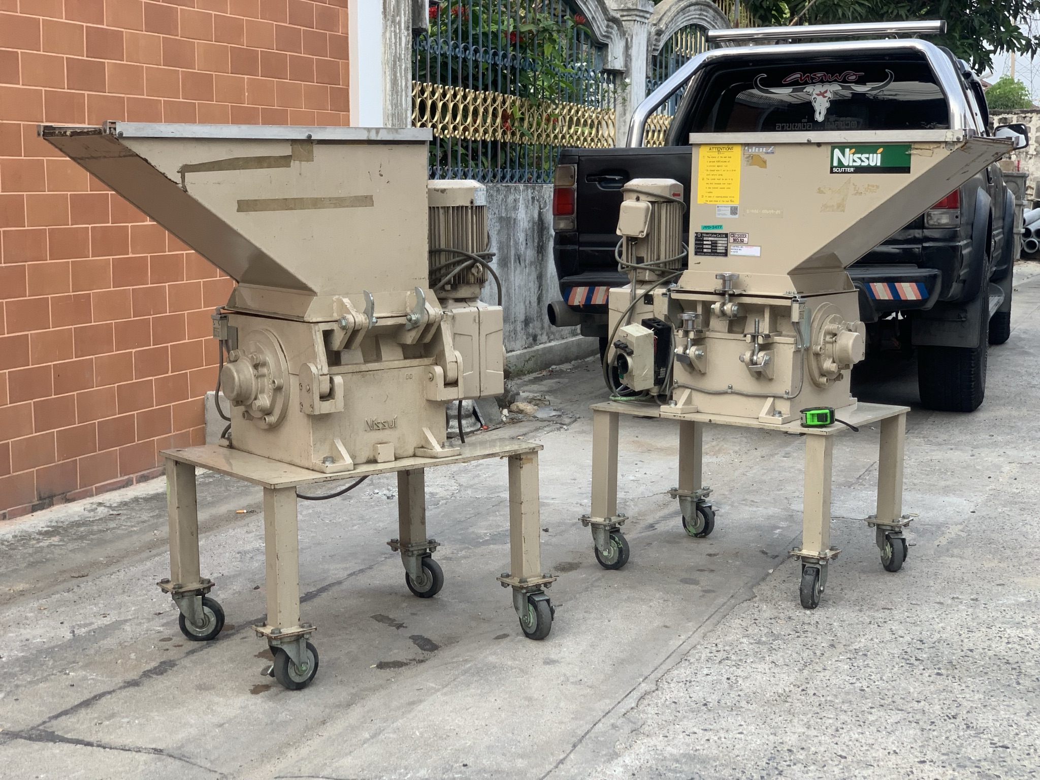 ราคา 2ตัว   ขายเครื่องบด-โม่ อเนกประสงค์ Nissui Kako 2HP. 220V 3สาย made in Japan สภาพสวย อุปกรณ์ครบ ใบบดสวย โครงสร้างแข็งแรง พร้อมใช้งาน มีมา 2ตัว