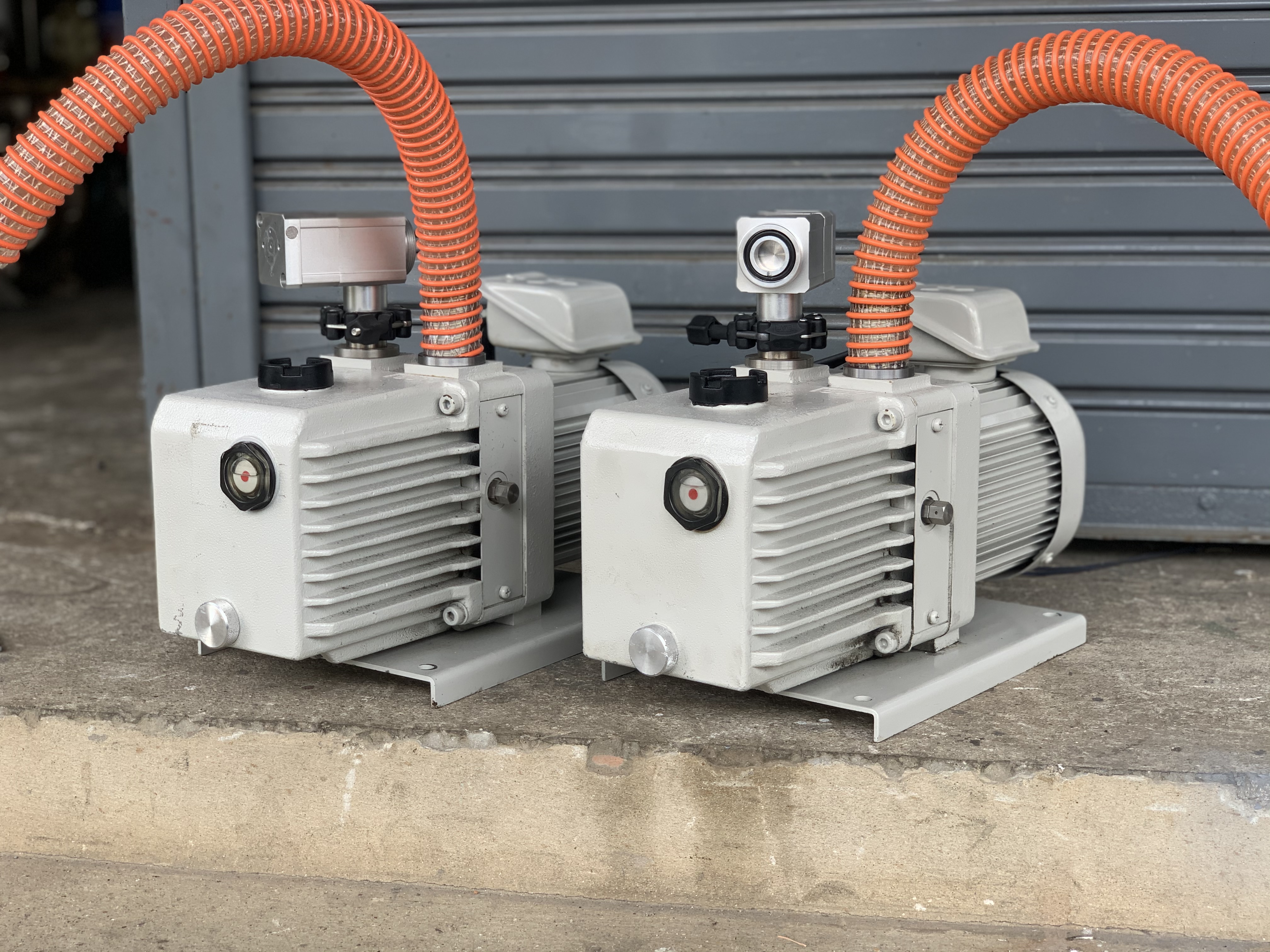 ขายปั๊มแวคคั่มสุญญากาศ Mitsubishi Oil rotary Vacuum pump 1HP. 220V 3สาย made in Japan สภาพสวยใหม่มาก หมุนนิ่ม ดูดแรง ใช้งานมาไม่กี่ชั่วโมงครับ พร้อมใช้งาน มีมา 7ตัวครับ