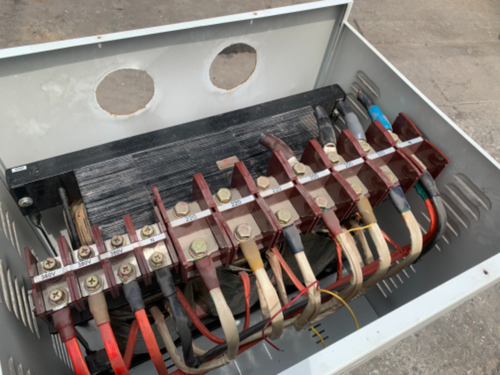 ขายหม้อแปลงไฟฟ้า Step Down คุมเครื่องจักรเก่าญี่ปุ่น 8KVA ไฟเข้า 380V ไฟออก 200V ตู้นอก ตัวใหญ่ครับ ขายหม้อแปลงไฟฟ้า Step Down คุมเครื่องจักรเก่าญี่ปุ่น 8KVA ไฟเข้า 380V ไฟออก 200V ตู้นอก ตัวใหญ่ครับ