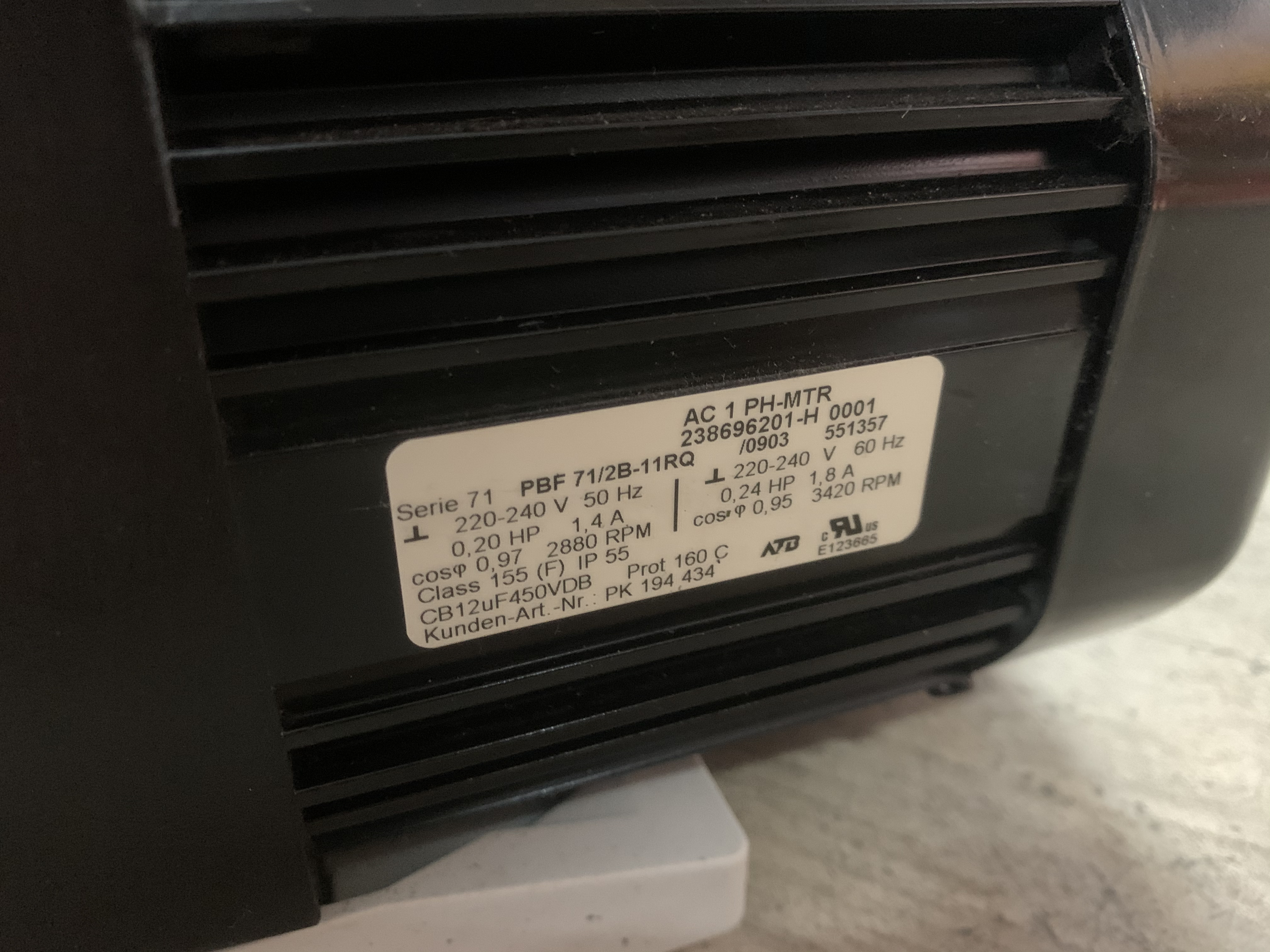 ขายปั๊มแวคคั่มสุญญากาศ Pfeiffer 0.2HP. 220V ไฟบ้าน made in Germany *** ของใหม่ในกล่องไม่เคยใช้งาน *** ราคา 7,500 บาท ขายปั๊มแวคคั่มสุญญากาศ Pfeiffer 0.2HP. 220V ไฟบ้าน made in Germany *** ของใหม่ในกล่องไม่เคยใช้งาน *** ราคา 7,500 บาท