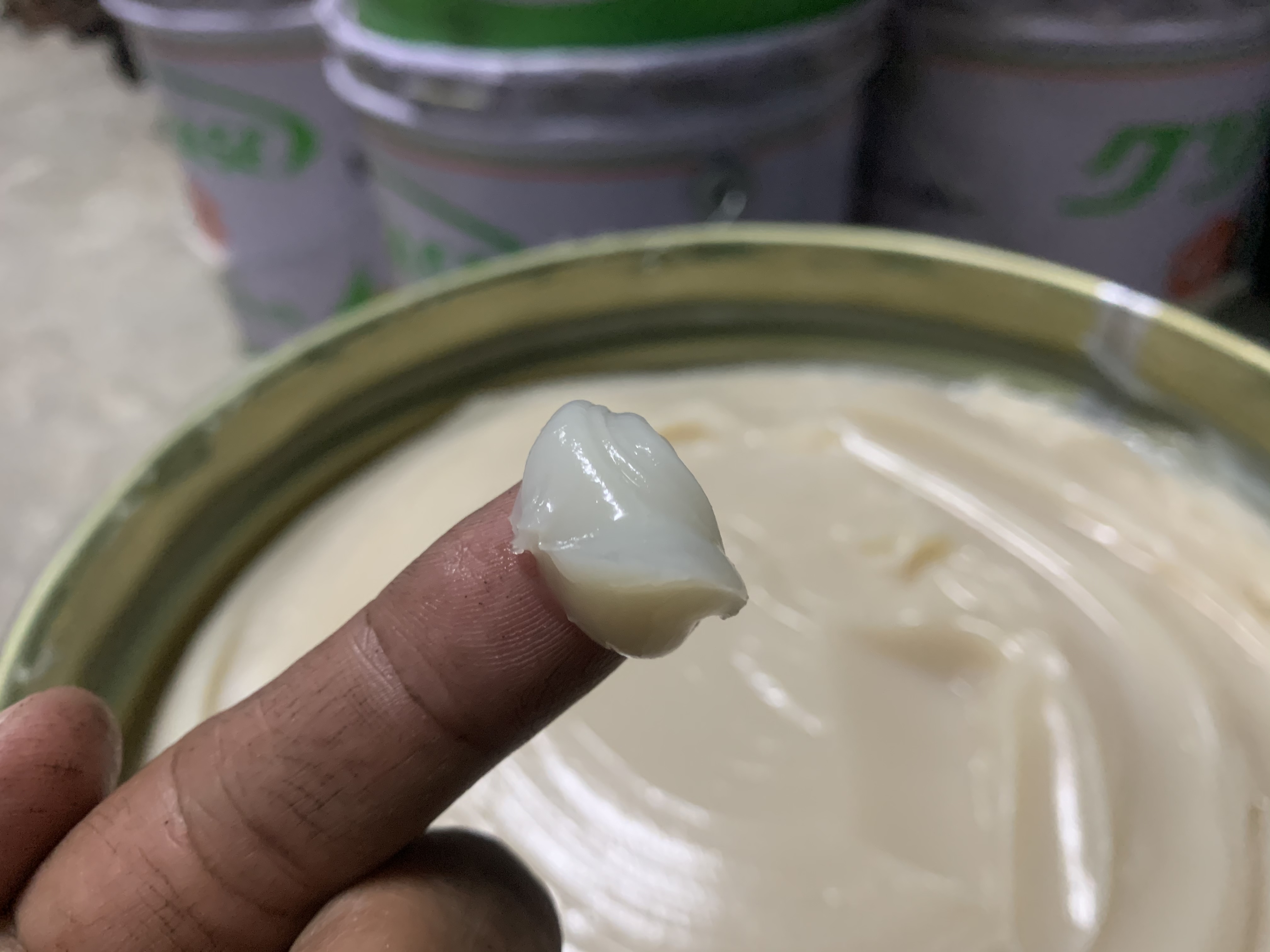 ขายจารบีเกรดคุณภาพสูง Chuoyuka made in Japan รุ่น MS2 เนื้อขาว ใช้ในงานอุตสาหกรรมประกอบรถยนต์ ของใหม่ มีมาไม่กี่ถังครับ ราคาถังละ 1,800 บาท