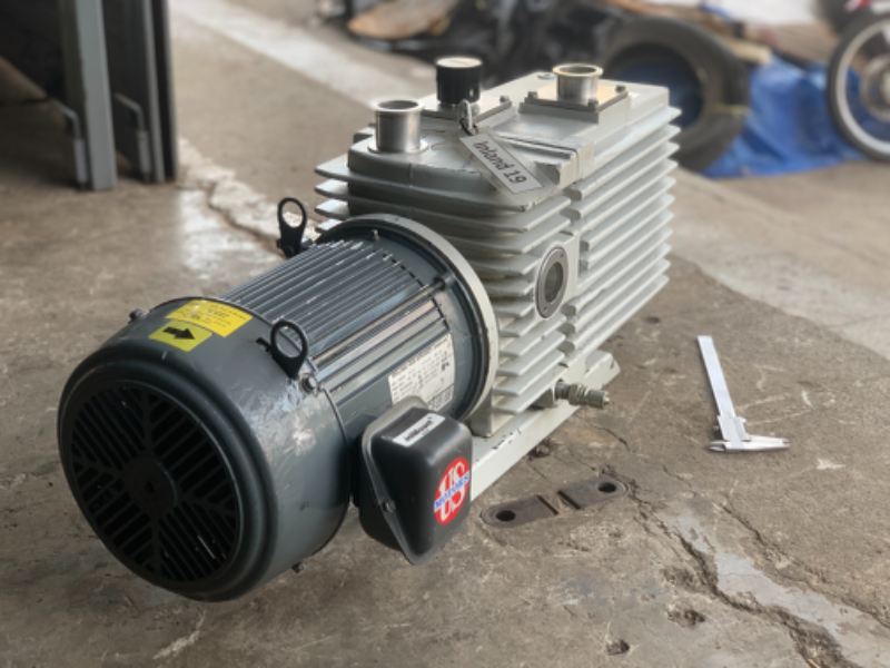 ขายปั๊มแวคคั่มสุญญากาศ Trivac(Leybold) 2HP. 220/380V made in USA. ตัวใหญ่ สภาพสวยเดิมๆ หมุนนิ่ม ดูดแ ขายปั๊มแวคคั่มสุญญากาศ Trivac(Leybold) 2HP. 220/380V made in USA. ตัวใหญ่ สภาพสวยเดิมๆ หมุนนิ่ม ดูดแ