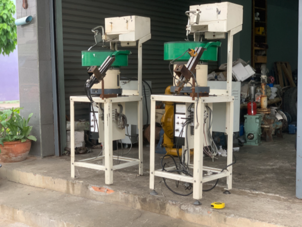 ขายชุดถังสั่นลำเลียง Vibratory Bowl feeder Yajima Giken 220V ไฟบ้าน พร้อมแท่น และชุดปรับความแรง สภาพ ขายชุดถังสั่นลำเลียง Vibratory Bowl feeder Yajima Giken 220V ไฟบ้าน พร้อมแท่น และชุดปรับความแรง สภาพ