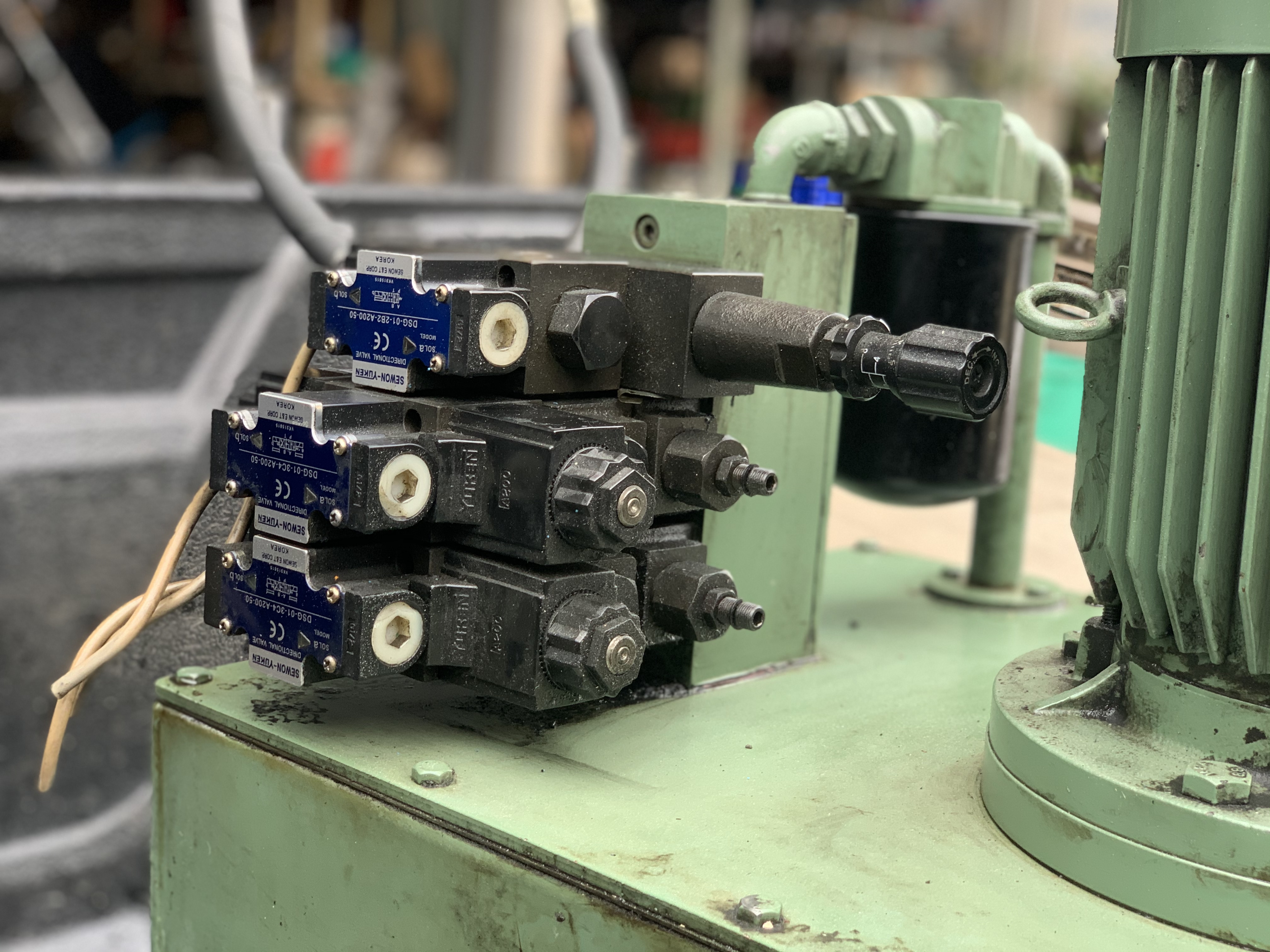 ขายชุดปั๊มน้ำมันไฮโดรลิค ขนาด 3HP. 380V มอเตอร์ Mitsubishi พร้อมชุดวาล์วคอนโทรล Yuken 220Vac 3ชุด พร้อมตัวปรับแรงดัน อุปกรณ์ครบ มีสายไฮโดรลิคติดมาด้วย 3เส้นครับ สภาพสวยใหม่มาก พร้อมใช้งาน ราคา 12,500 บาท