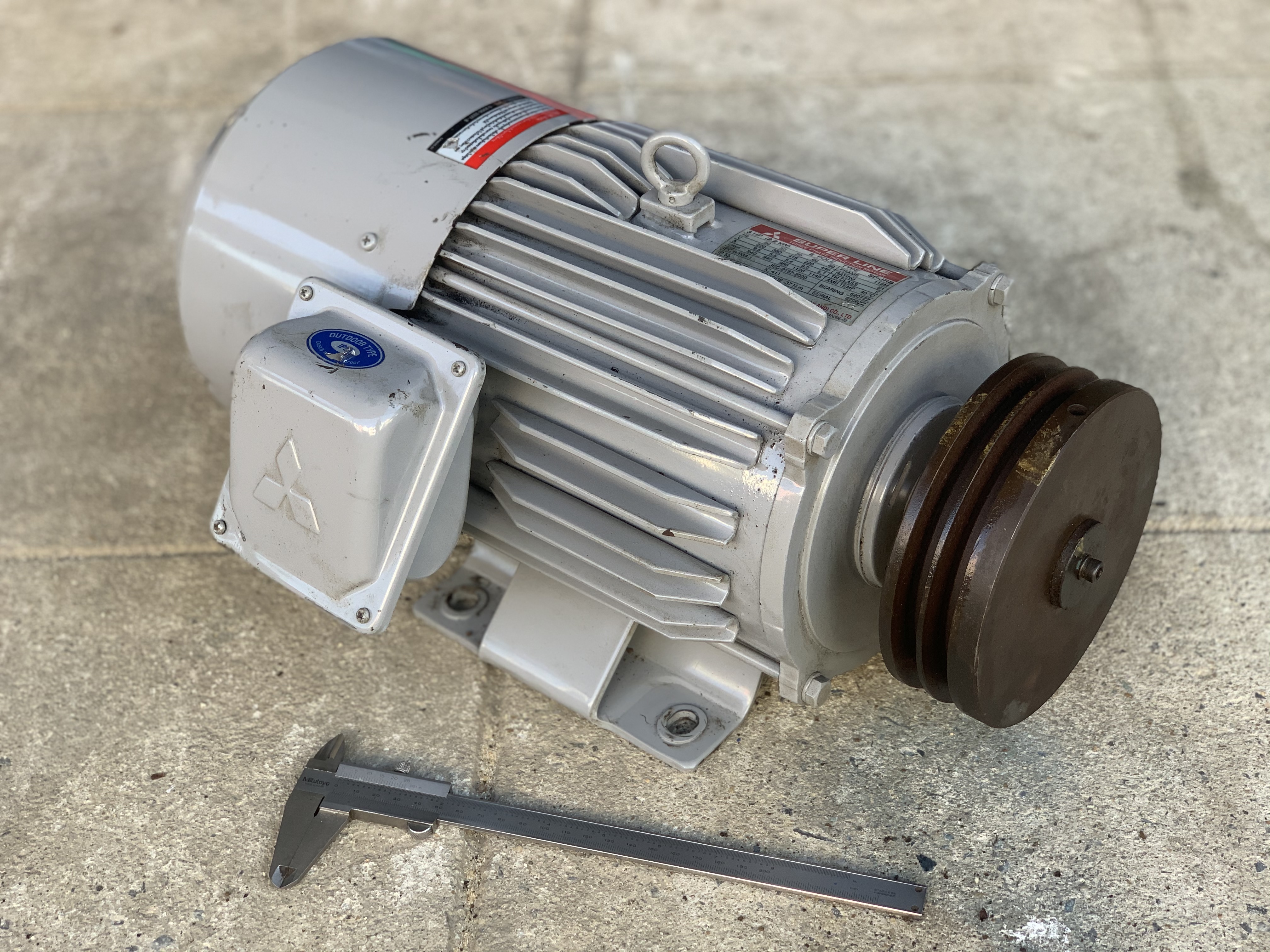 ขายมอเตอร์ไฟฟ้า Mitsubishi 3HP. 6Pole 940rpm. 220/380V รอบช้าแรงบิดเยอะ รุ่นมีระบบเบรคในตัว หายากมาก สภาพสวยใหม่มาก หมุนนิ่ม พร้อมใช้งาน