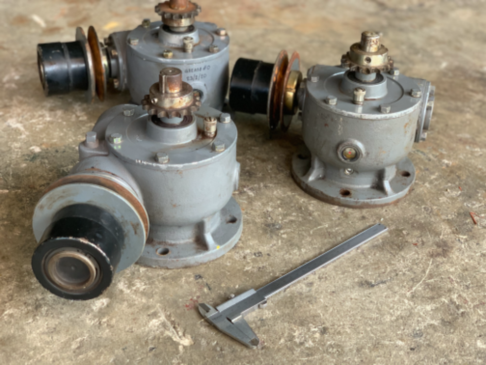 ขายหัวเกียร์ทดรอบ อัตราทด 1:50 made in Japan เพลาออก 1นิ้ว หมุนนิ่ม แรงบิดเยอะ สภาพสวย พร้อมใช้งาน มี 3ตัวครับ ราคาตัวละ 2,800 บาท ขายหัวเกียร์ทดรอบ อัตราทด 1:50 made in Japan เพลาออก 1นิ้ว หมุนนิ่ม แรงบิดเยอะ สภาพสวย พร้อมใช้งาน มี 3ตัวครับ ราคาตัวละ 2,800 บาท