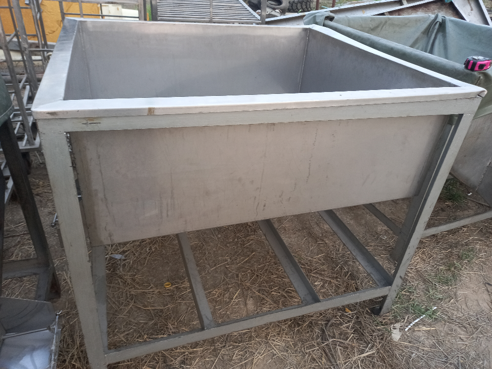 ขาย อ่างสแตนเลส 316 มือสอง ขนาด 110x120 สภาพสวยมาก สนใจทักมาได้ค่ะ 0852254655