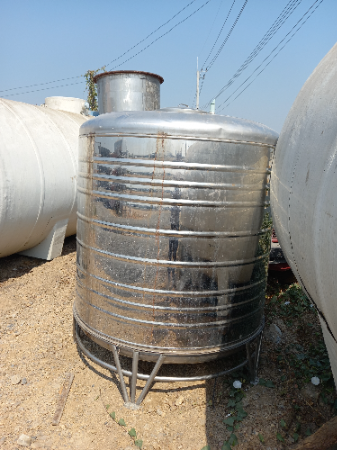 ขาย ถังน้ำสแตน 2000ลิตร มือสอง มีขา ฝา ครบ สภาพดี สนใจทักมาค่ะ 0852254655