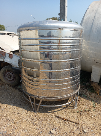 ขาย ถังน้ำสแตน 2000ลิตร มือสอง มีขา ฝา ครบ สภาพดี สนใจทักมาค่ะ 0852254655