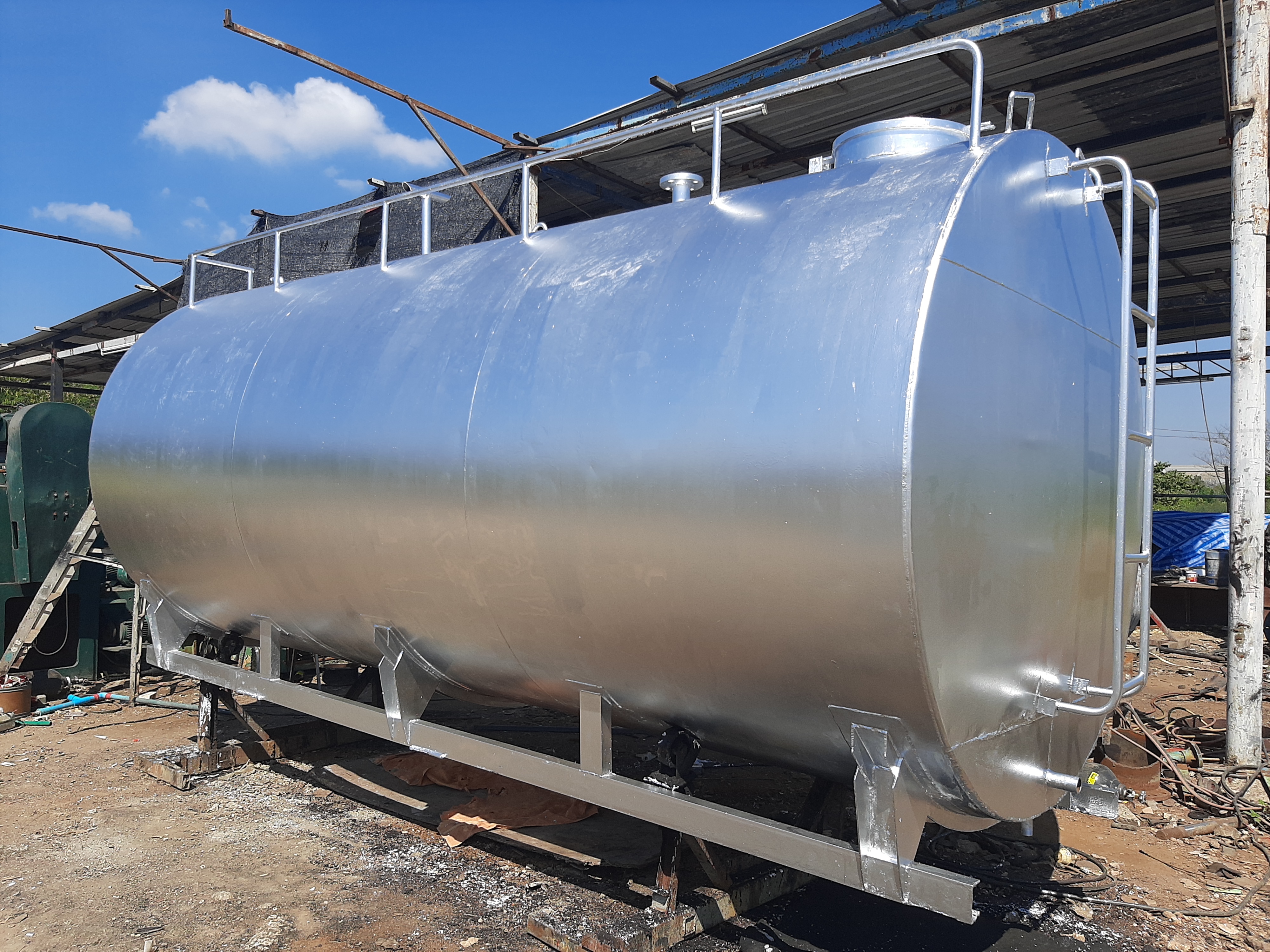 ขาย ถังน้ำมัน 15000ลิตรมือสอง หนา 4มิลกว้าง 2.04ม.ยาว4.62ม.สภาพดีสนใจทักมาได้ค่ะ 0917926651