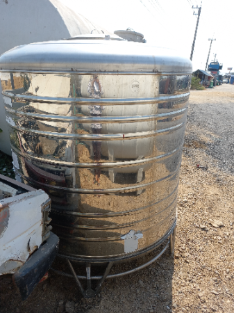 ขาย ถังน้ำสแตน 2000ลิตร มือสอง มีขา ฝา ครบ สภาพดี สนใจทักมาค่ะ 0852254655