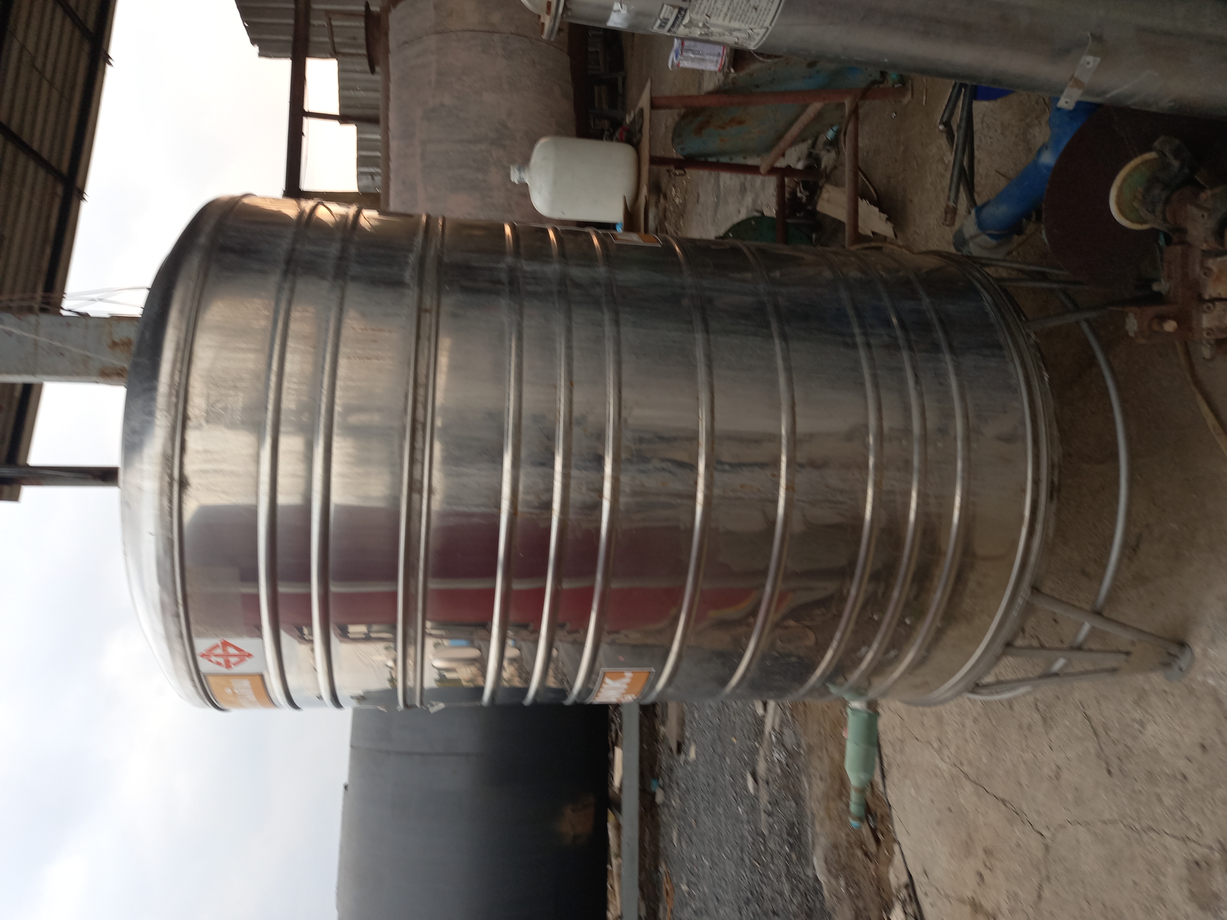 ขาย ถังน้ำสแตนเลส2000ลิตรมือสอง มีขาฝาครบ ไม่มีรั่ว สภาพดีมาก สนใจทักมาได้ค่ะ 0852254655