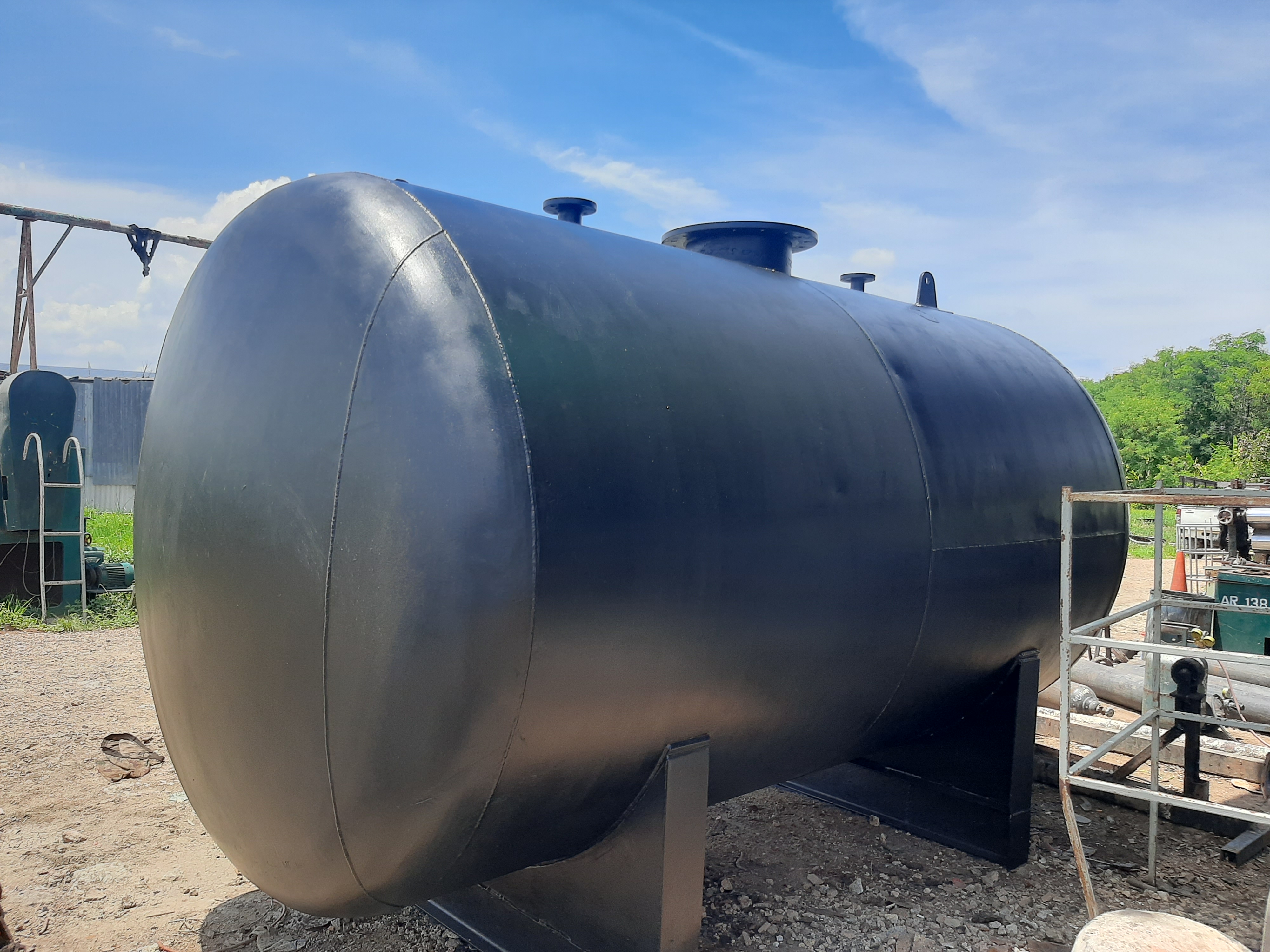 ขาย ถังน้ำมัน 10000ลิตร มือสองทรงสวยเหล็กหนา สภาพดีไม่มีบุบไม่มีรั่ว สนใจทักมาได้ค่ะ 0917926651