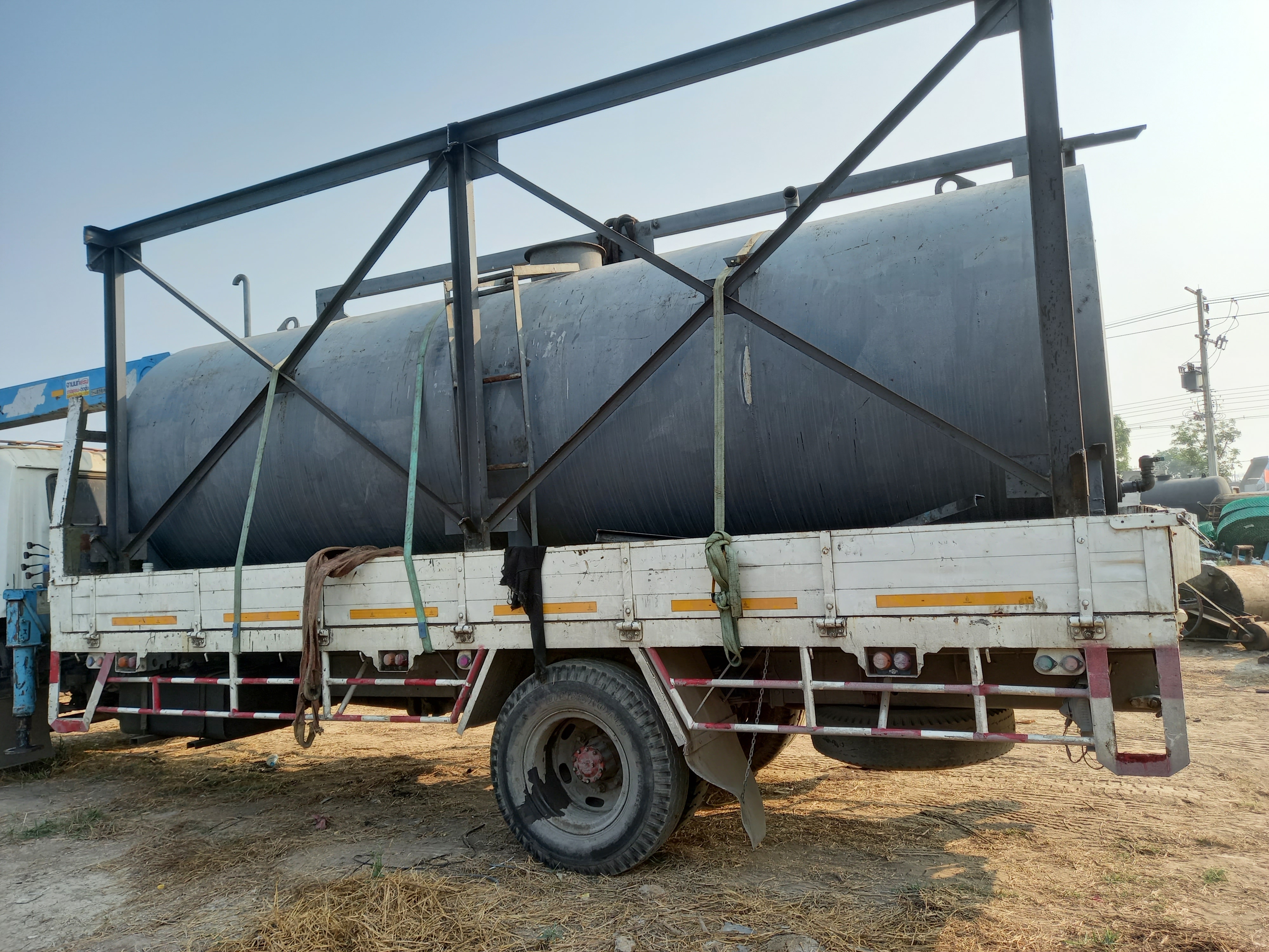 ขาย ถังน้ำมัน 18000 ลิตรมือสองพร้อมทาสีล้างข้างใน เหล็กหนา 6มิล สภาพสวยไม่มีบุบค่ะสนใจทักมาค่ะ 0852254655