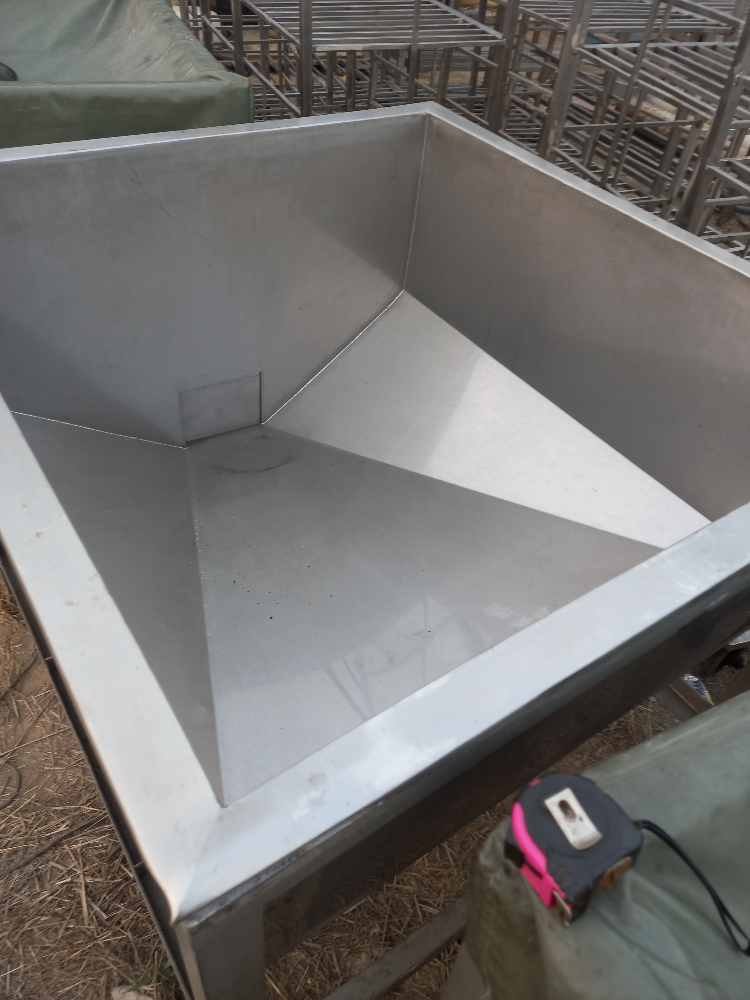 ขาย อ่างสแตนเลส 316 มือสอง ขนาด 110x120 สภาพสวยมาก สนใจทักมาได้ค่ะ 0852254655