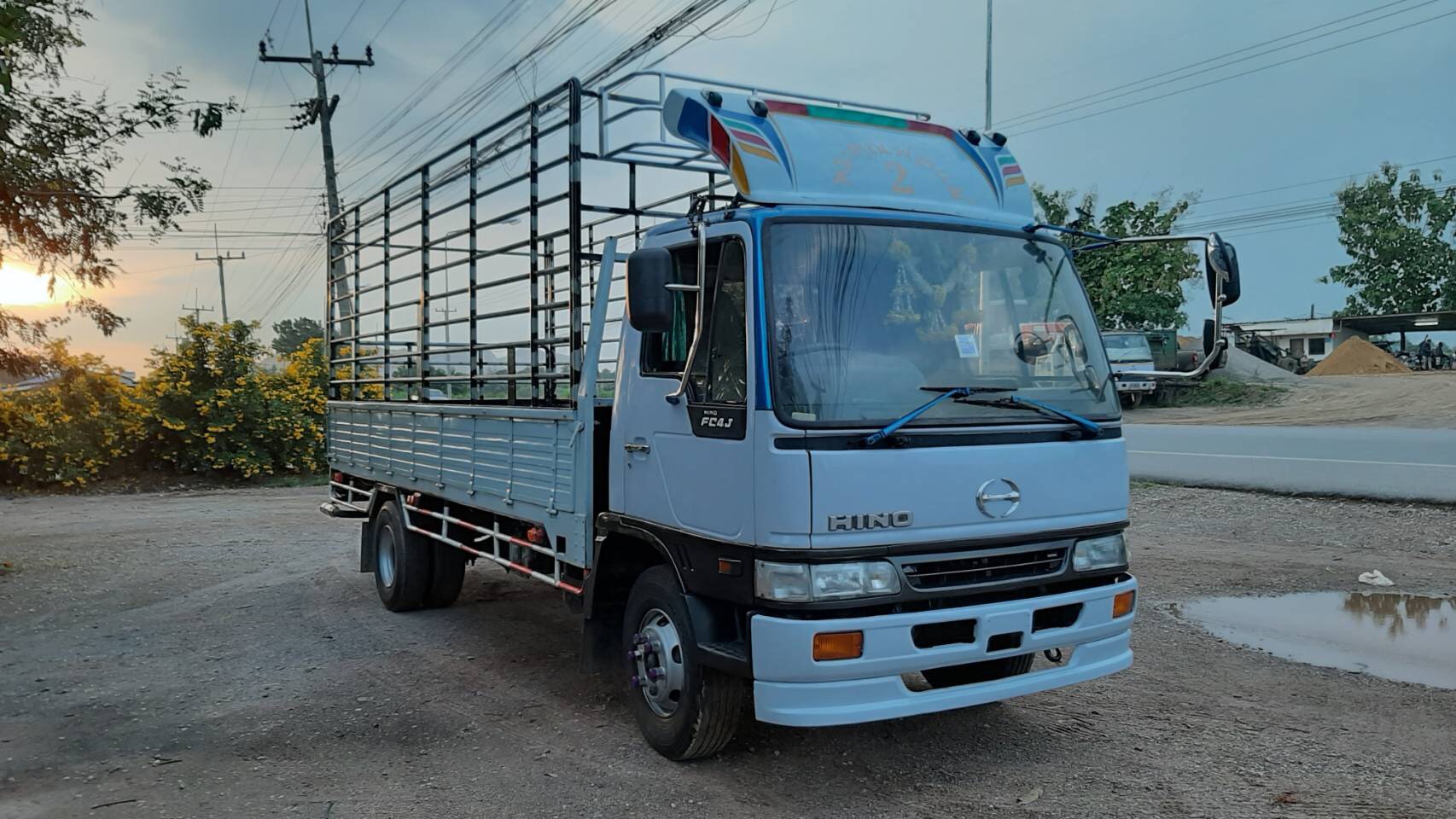 Hino 6 ล้อ รั้วแป๊ป ยาว 5.5 ม. เครื่อง 145 แรง ราคา 460,000 บาท ติดต่อ 089-5367218. 081-4252943