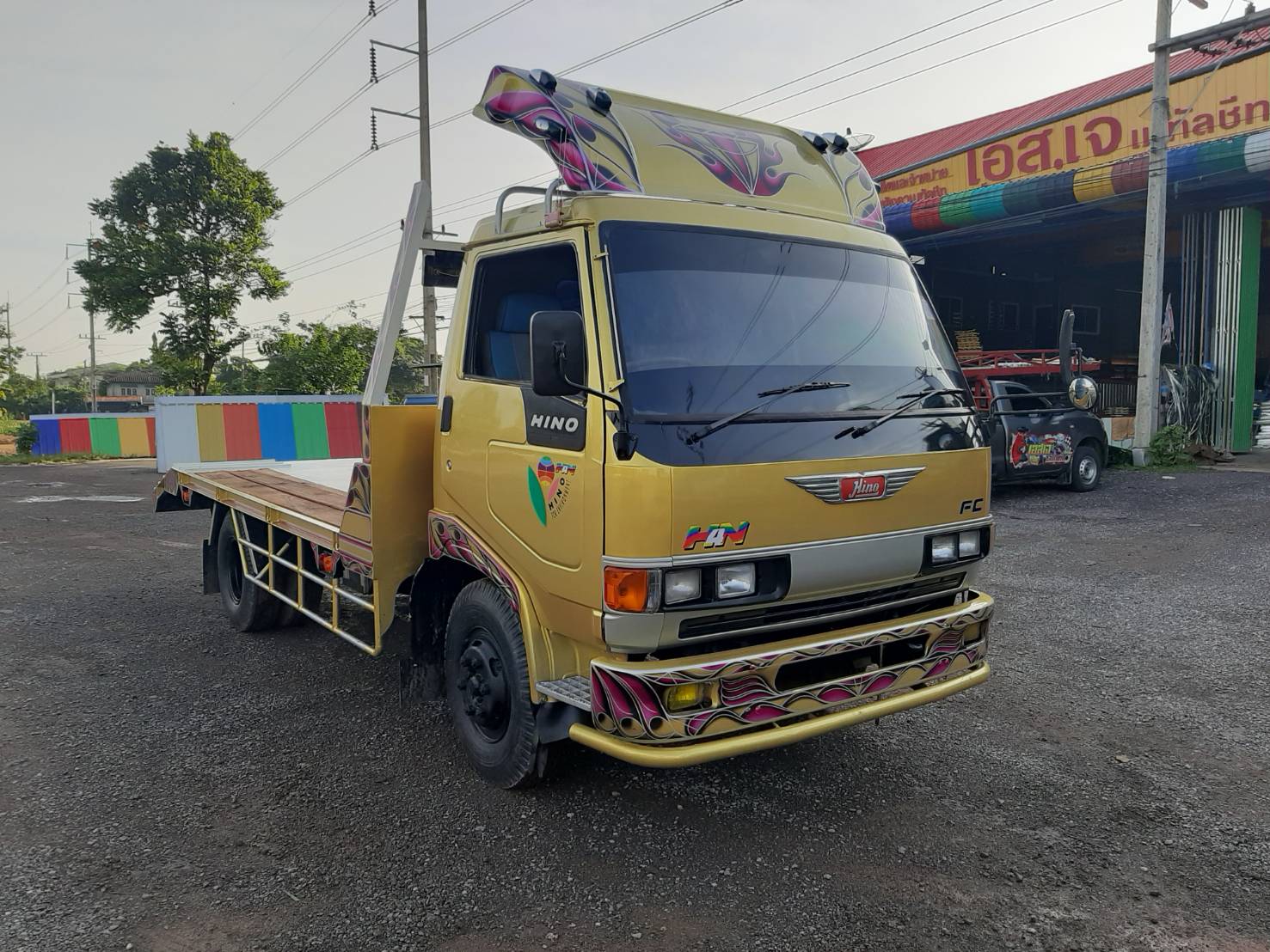 ขายครับ. Hino 6 ล้อ FC 120 แรง พื้นต่อใหม่ ราคา 340,000 สนใจ 089-5367218 081-4252943