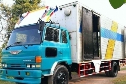 Hino 6 ล้อ ตู้แห้ง 3 บาน ยาว 7.2 ม สวย ถูก และ ดี ราคาไม่แพง 290,000 ติดต่อ 089-5367218. 081-4252943