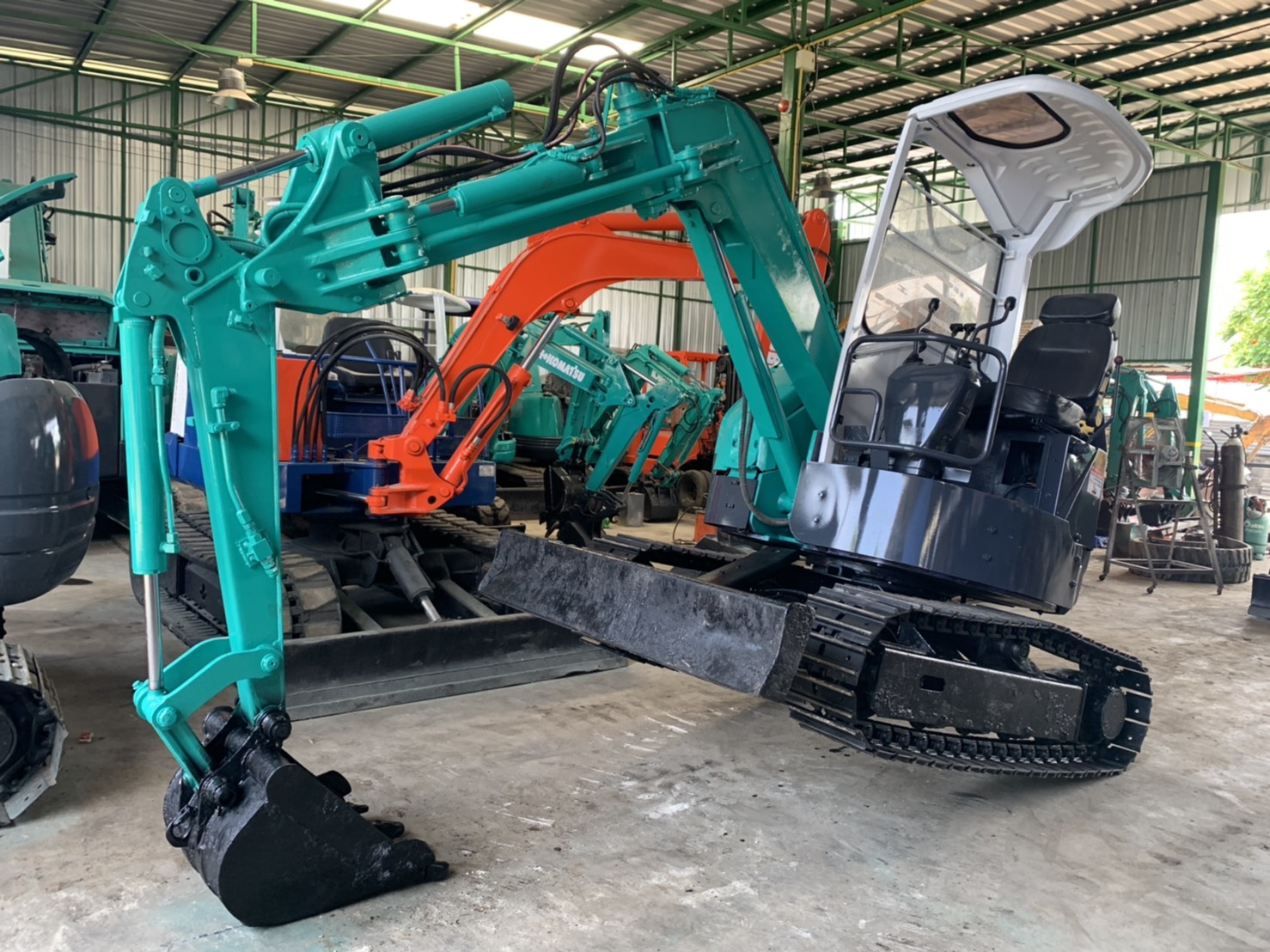 komatsu pc28uu-3 สภาพดีเก่าญี่ปุ่น มีใบอินวอยไม่เคยใช้ในไทย