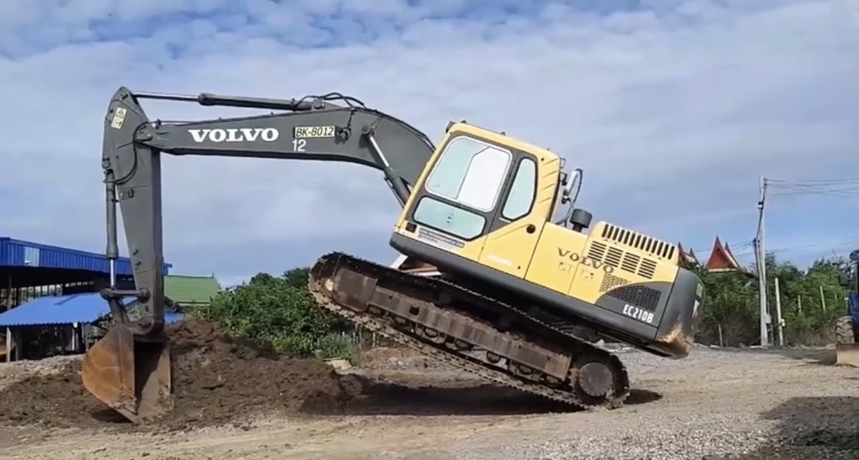 ขาย 850,000 บาท VOLVO EC210B PRIME ปี 2012 