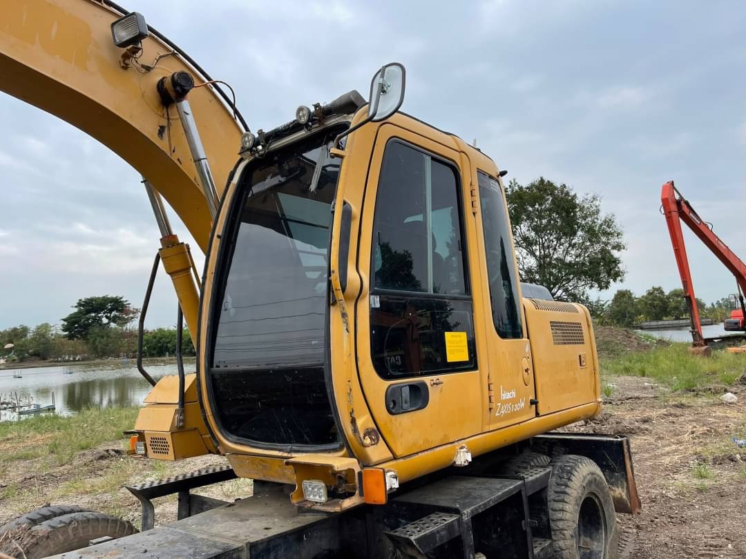 ขาย 1,180,000 รถแบคโฮล้อยาง HITACHI ZX130W ปี 2004