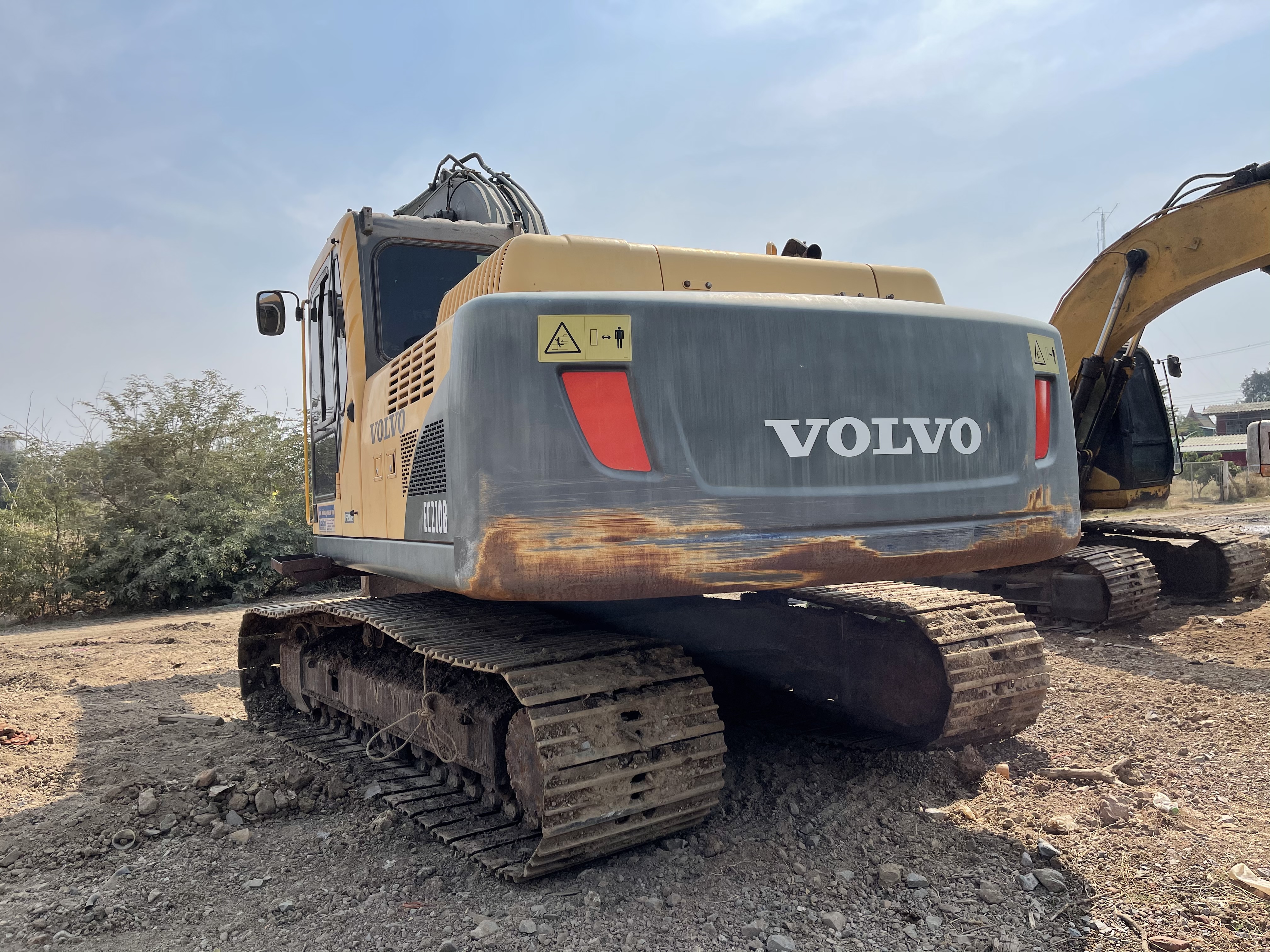 ขาย 875,000 บาท VOLVO EC210B PRIME ปี 2012 ทำงาน 1x,xxx ชม