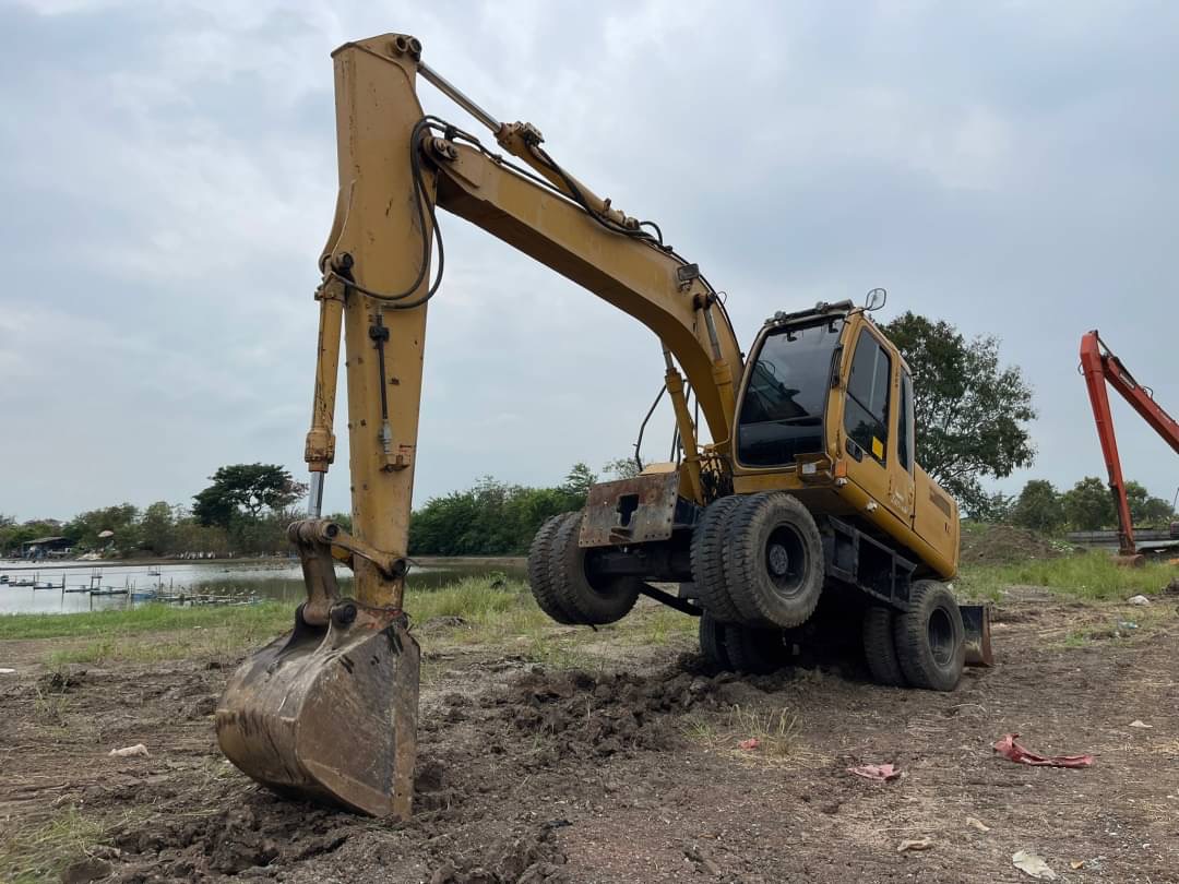 ขาย 1,180,000 รถแบคโฮล้อยาง HITACHI ZX130W ปี 2004