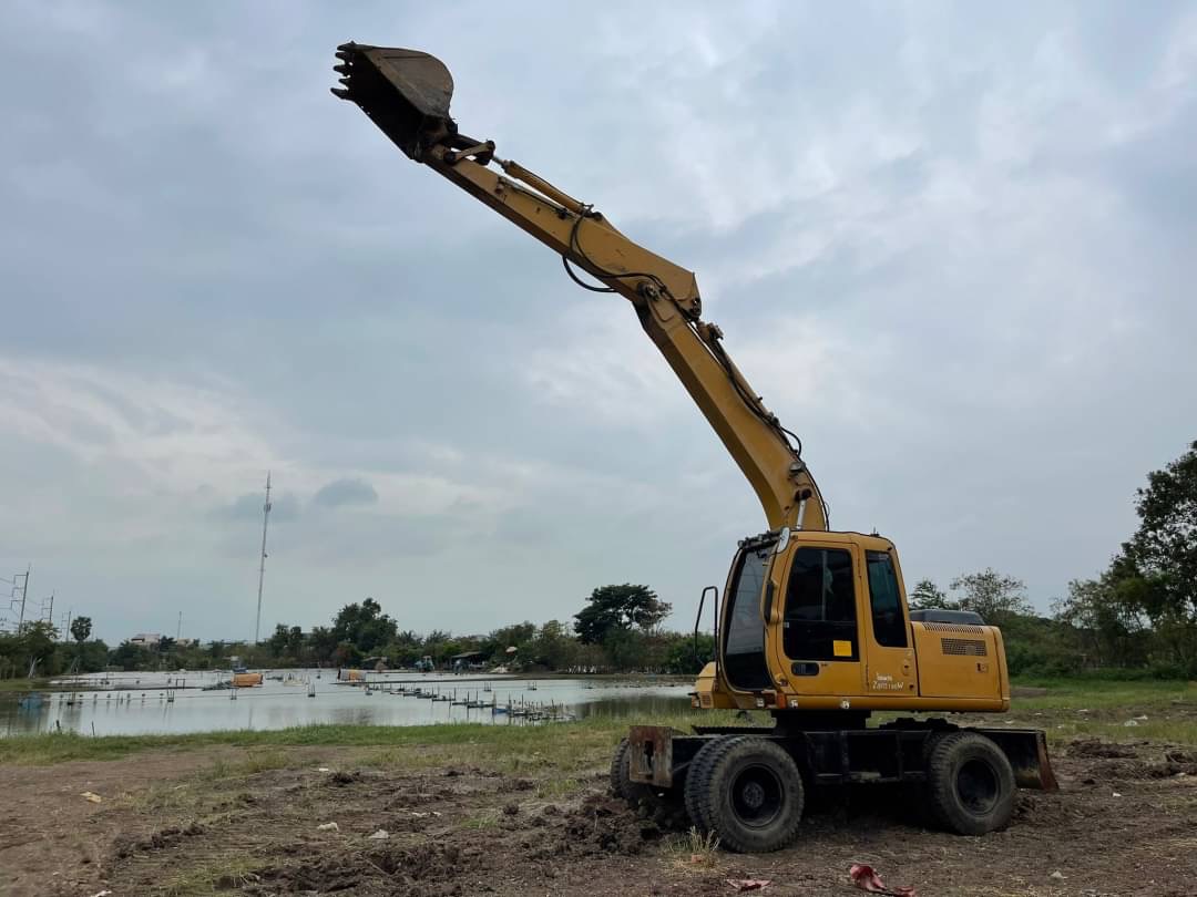 ขาย 1,180,000 รถแบคโฮล้อยาง HITACHI ZX130W ปี 2004