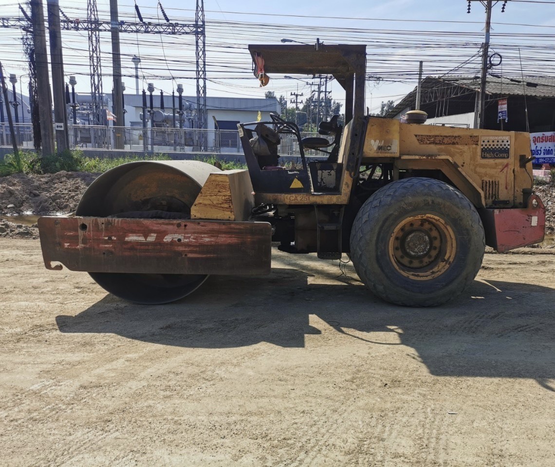 ขาย 395,000 บาท DYNAPAC CA251. เพลาเดียว เครื่อง Cummins 6สูบ 152