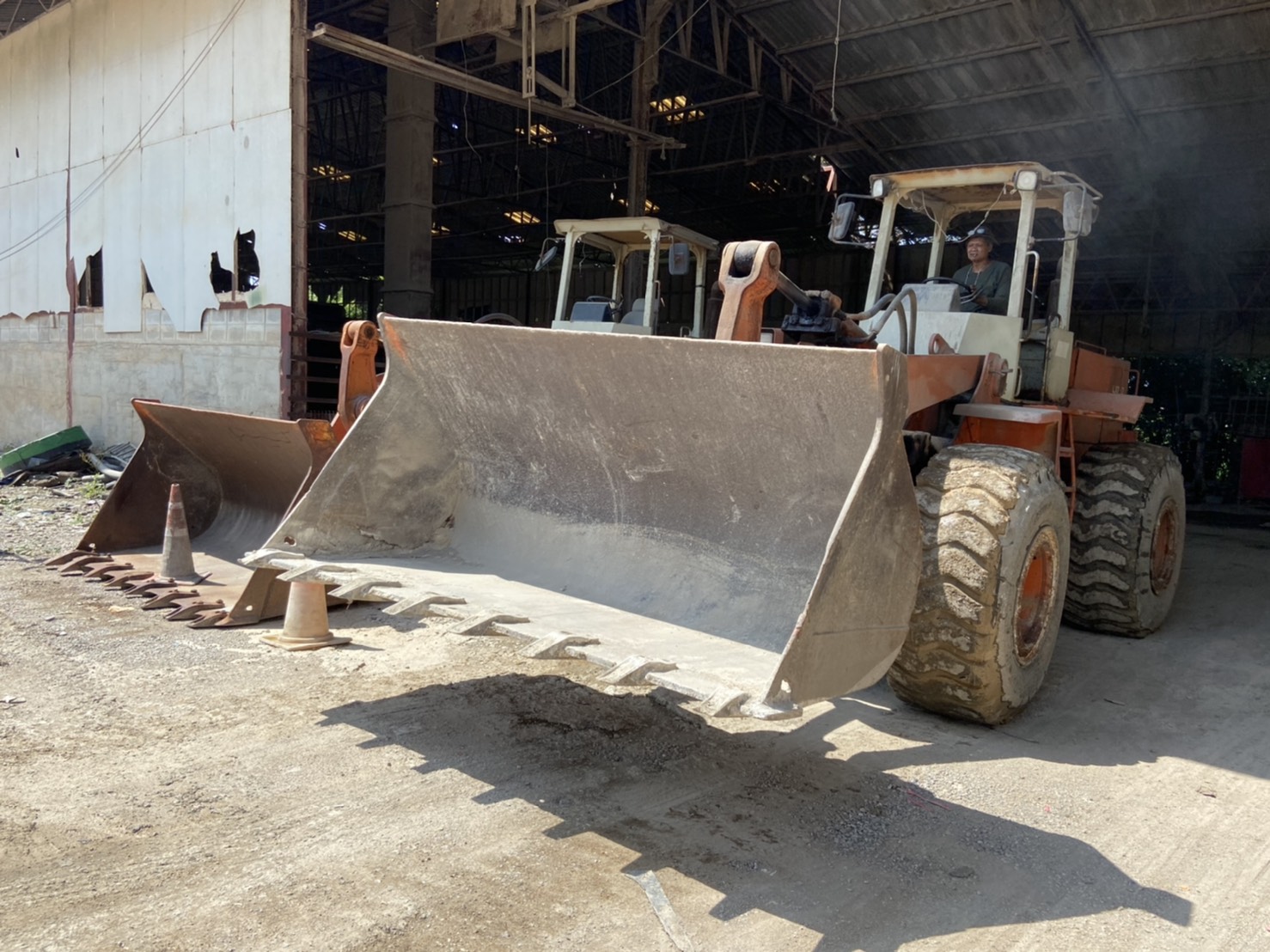 ขายเหมา 2 คัน 625,000 บาท Hitachi LX150