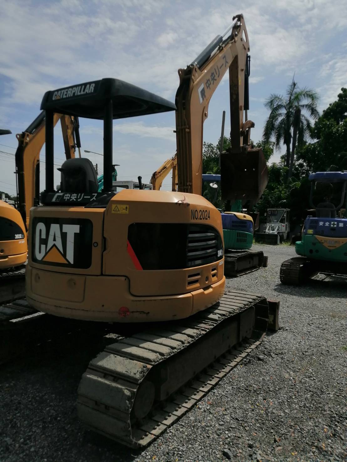 ต้องการขายรถขุดยี่ห้อCAT304CRรถนอกนำเข้าจากญี่ปุ่น