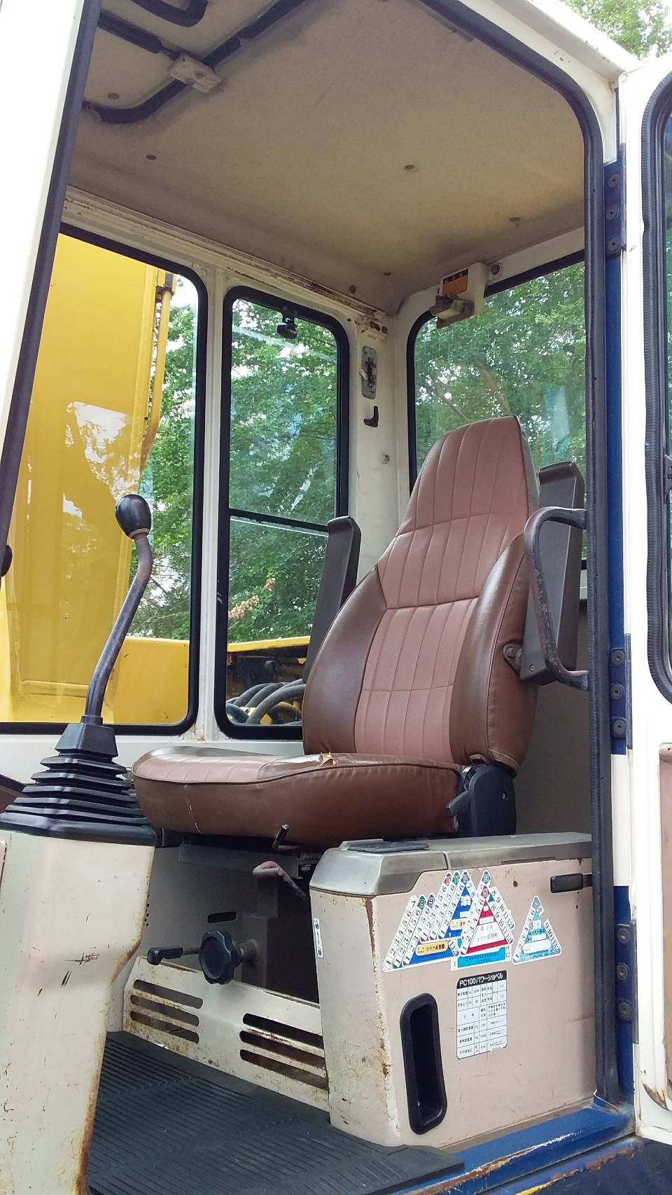 ต้องการขายรถขุดยี่ห้อkomatsu-pc100-5รถนอกนำเข้าจากญี่ปุ่น