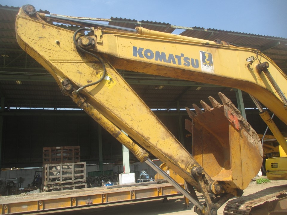 ขายด่วนKOMATSU PC200 ช่วงล่างเต็มระบบดี