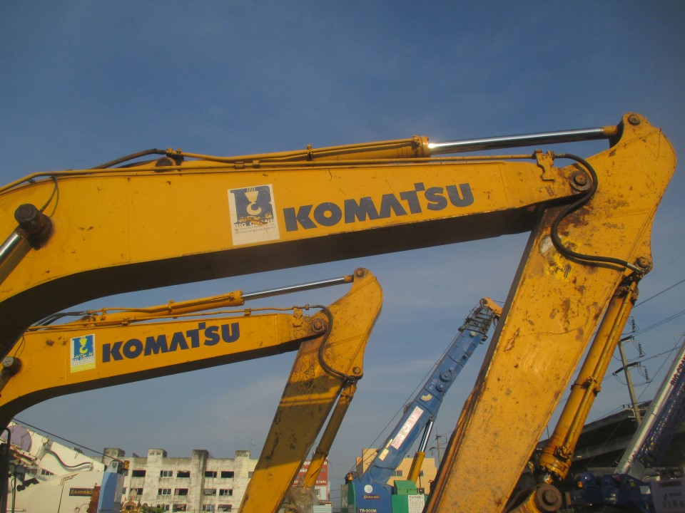 ขายด่วนKOMATSU PC200 ช่วงล่างเต็มระบบดีเอวแน่นสภาพสวย ปั้ม ดี แรง เร็ว เอวแน่น แห้งดี ช่วงล่างเต็ม เ
