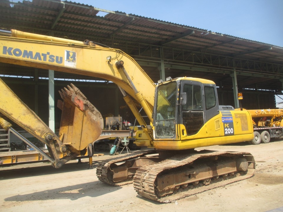 ขายด่วนKOMATSU PC200 ช่วงล่างเต็มระบบดี