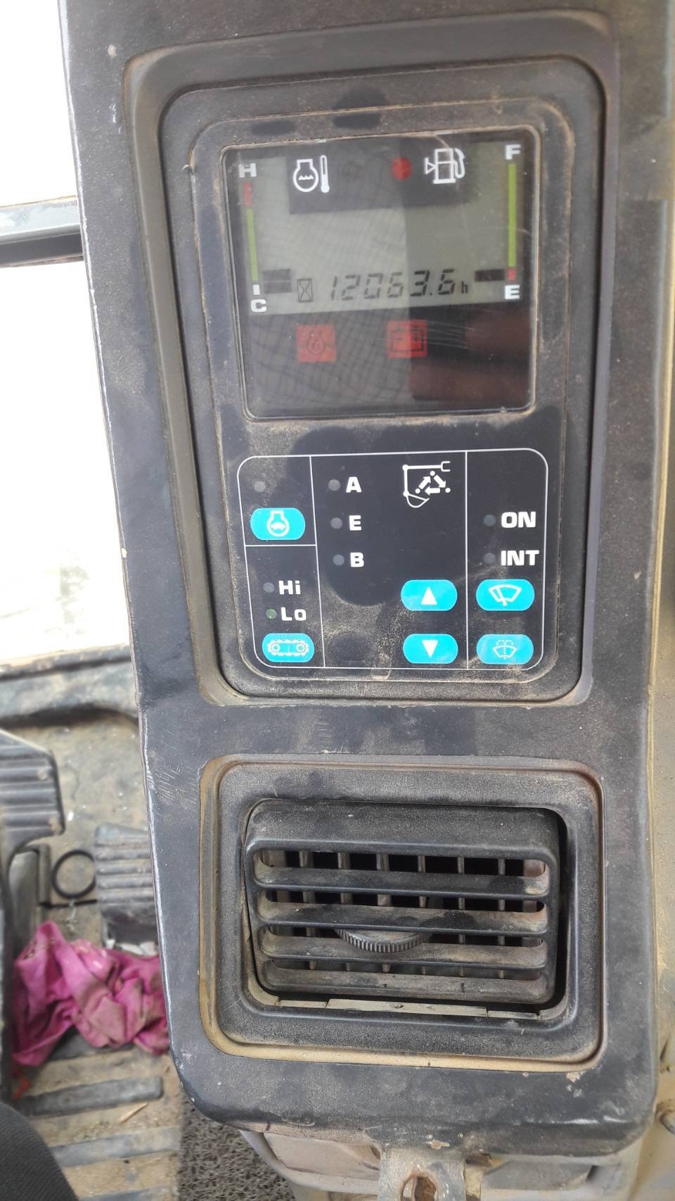 ขายด่วนKOMATSU PC200 ช่วงล่างเต็มระบบดีสภาพสวย