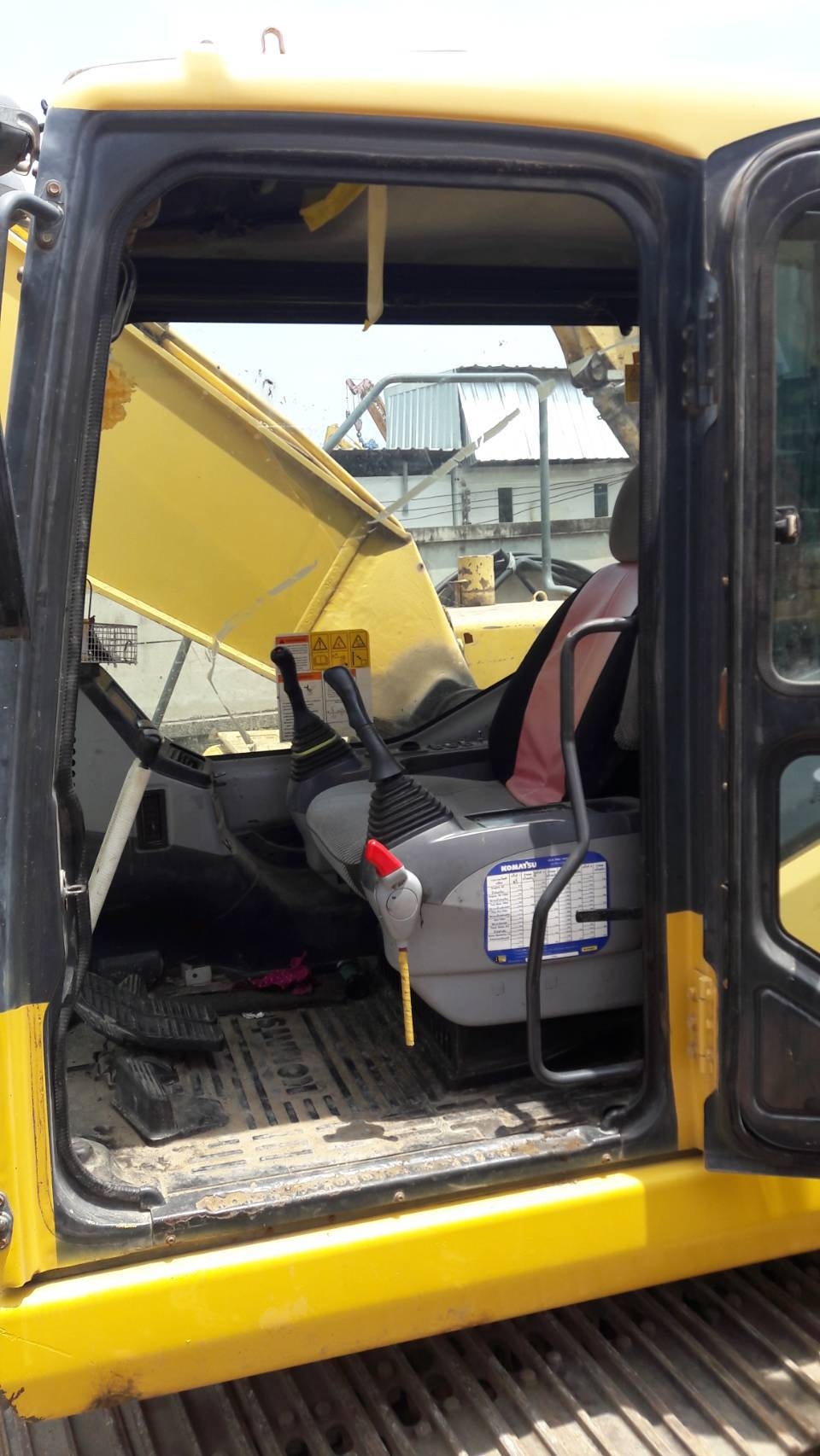 ขายด่วนKOMATSU PC200 ช่วงล่างเต็มระบบดีสภาพสวย ขายด่วนKOMATSU PC200 ช่วงล่างเต็มระบบดีสภาพสวย