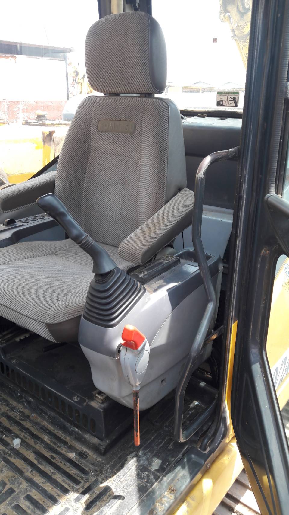 ขายด่วนKOMATSU PC200 ช่วงล่างเต็มระบบดีเอวแน่นสภาพสวย ปั้ม ดี แรง เร็ว เอวแน่น แห้งดี ช่วงล่างเต็ม เ