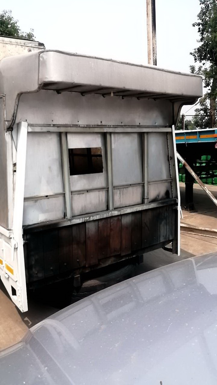 ขายกระบะรถบรรทุก 4 ล้อ มีตู้ปีเนียม