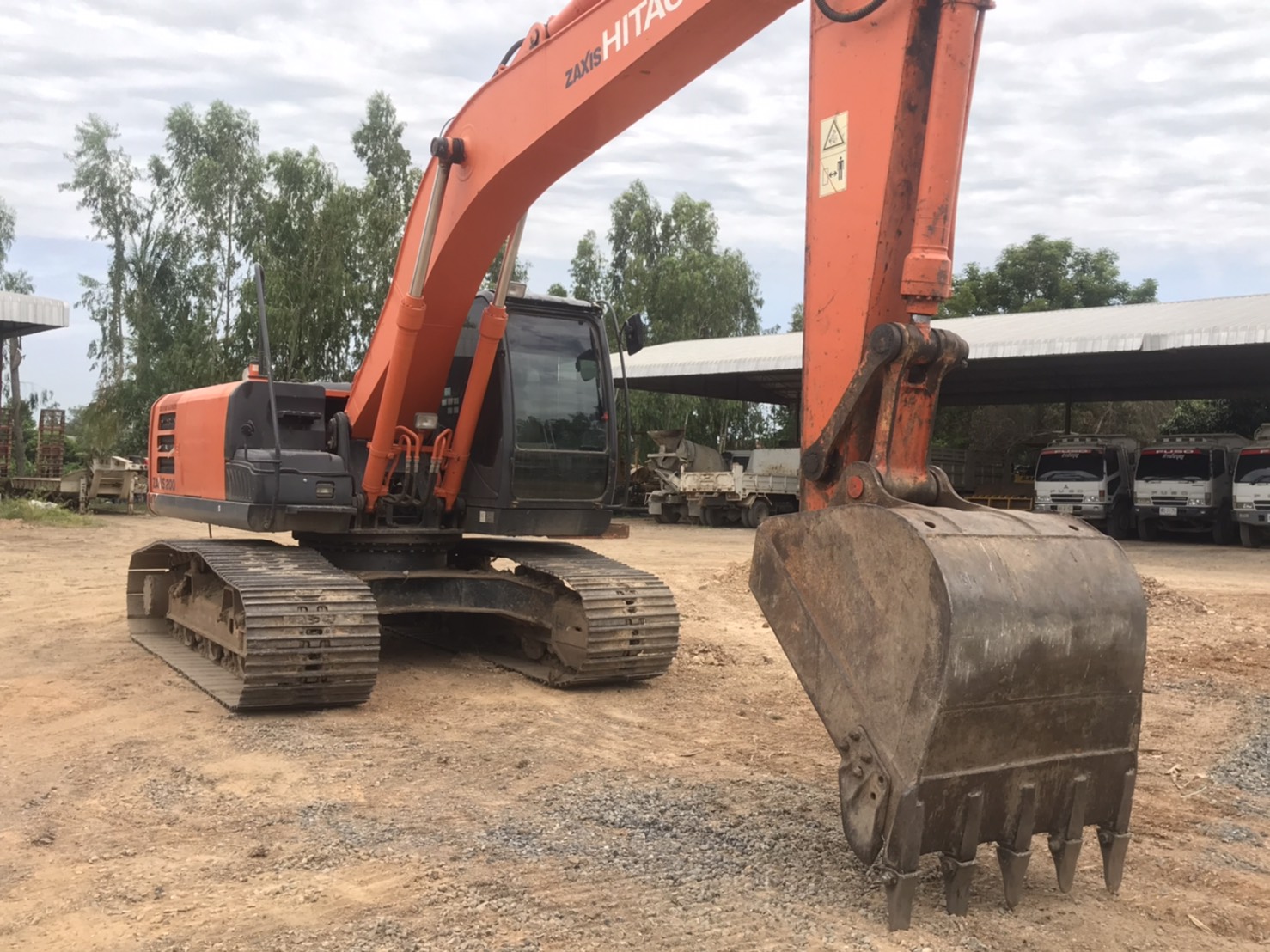 HITACHI ZX200-5G พร้อมใช้งาน 4000 ชั่วโมง